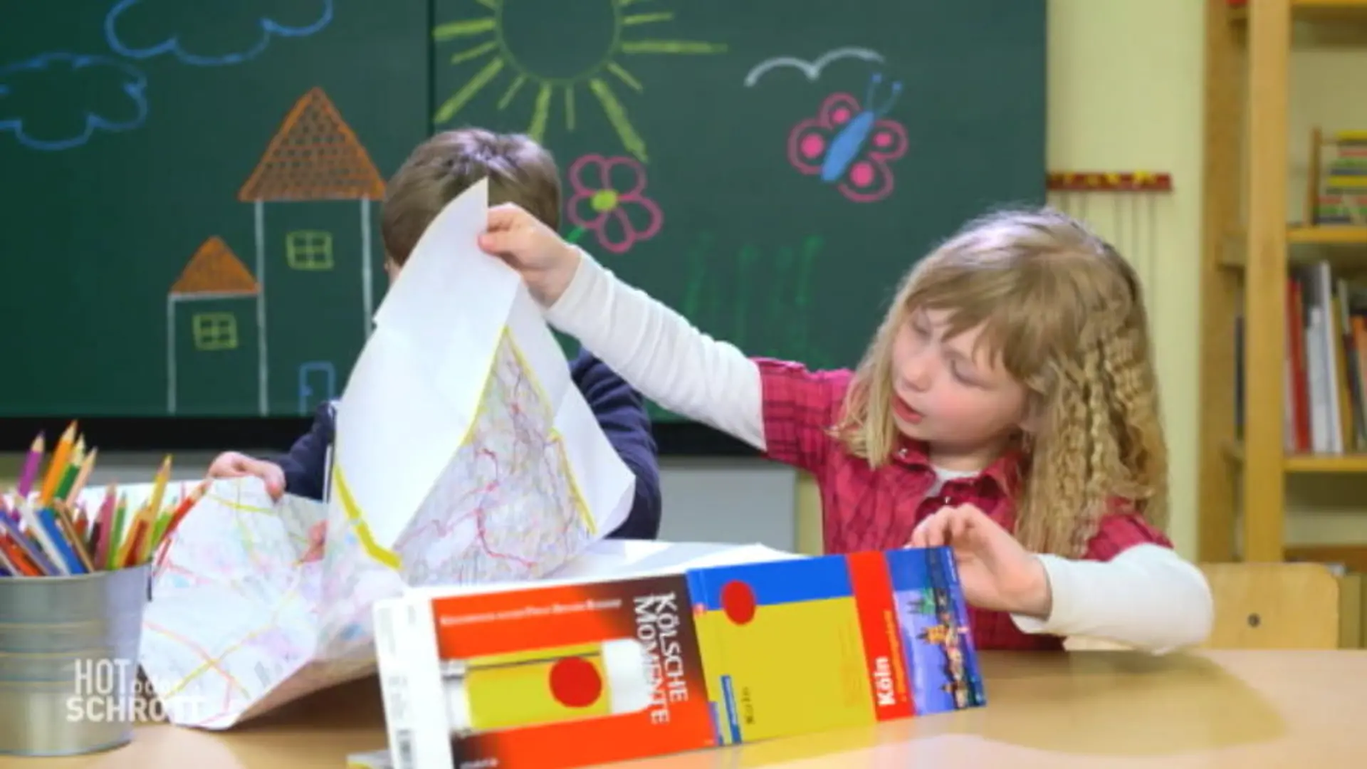 Kinder testen einen Stadtplan Analoges Navigationsgerät