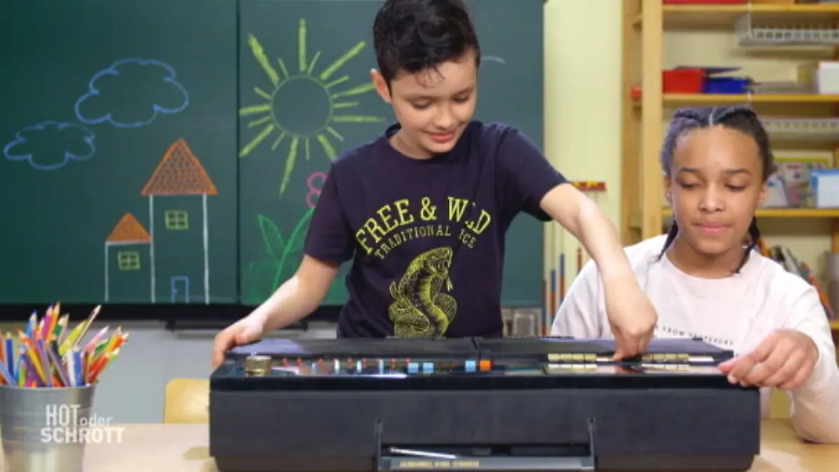 Kinder testen einen Ghettoblaster Das rockt!
