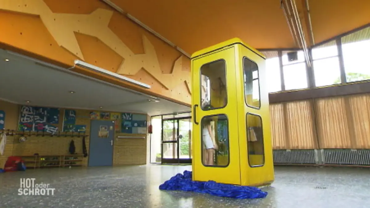 Kinder testen eine Telefonzelle Ganz schön gelb