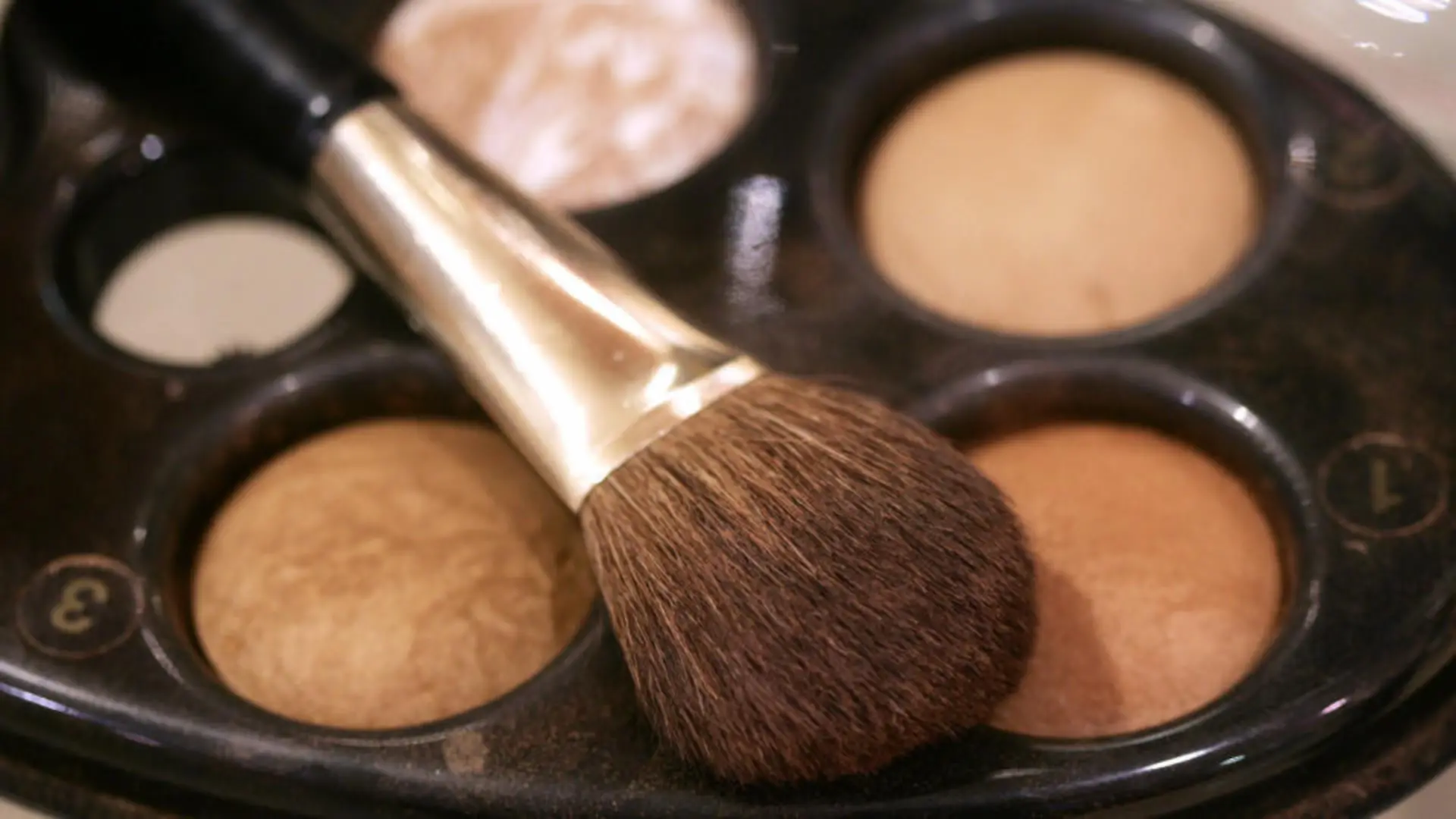 Wie lange sind Kosmetikartikel haltbar? Puder, Lippenstift & Co.