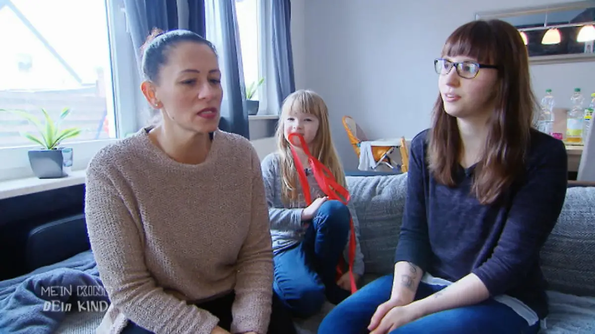 Der kleine Bruder geht vor Antonia bekommt von ihrer Mama zu wenig Aufmerksamkeit