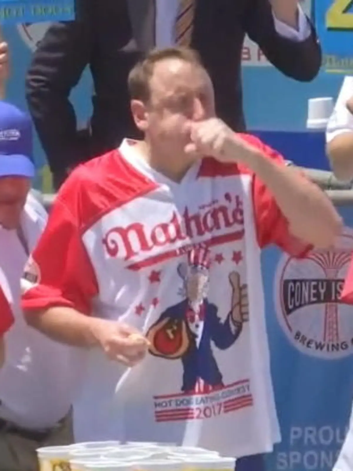 Bild zu: "Irrer Rekord: 72 Hotdogs in zehn Minuten!"