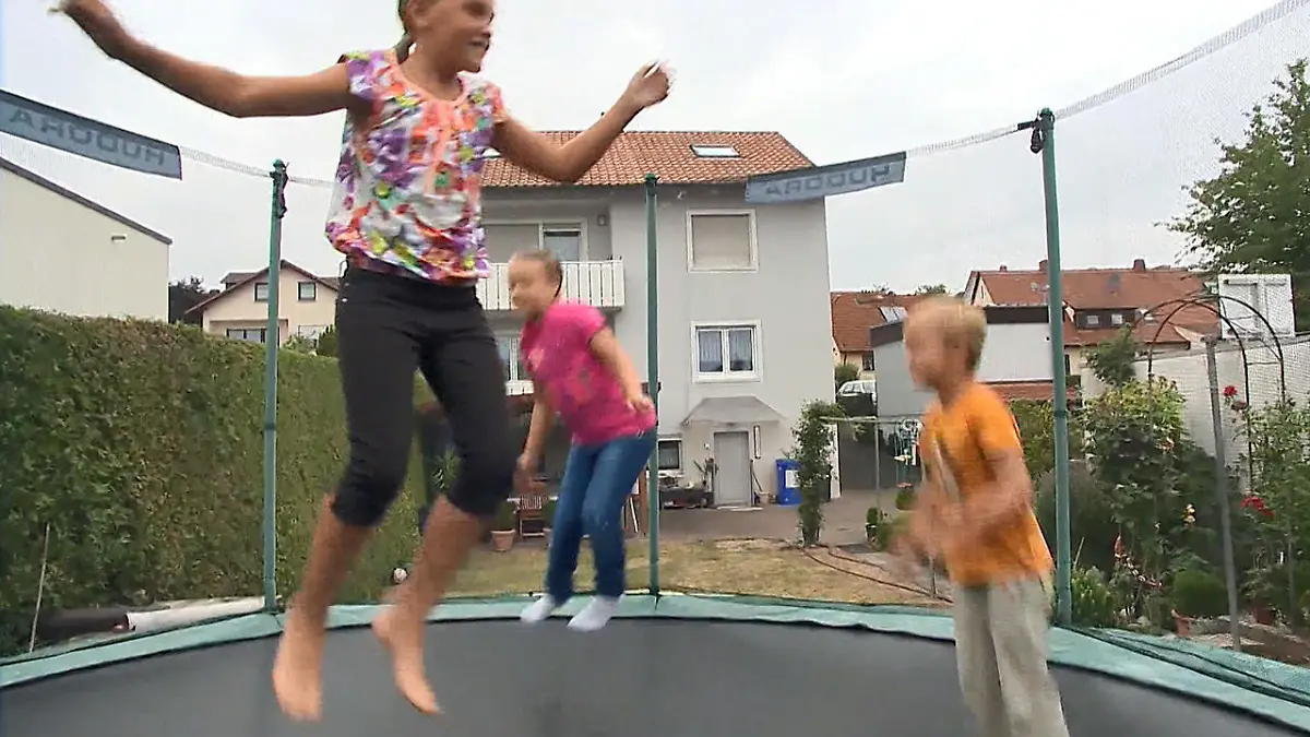 Unfallfrei hüpfen: Darauf sollten Eltern bei Kids achten Ärzte warnen vor 'Trampolin-Brüchen' 