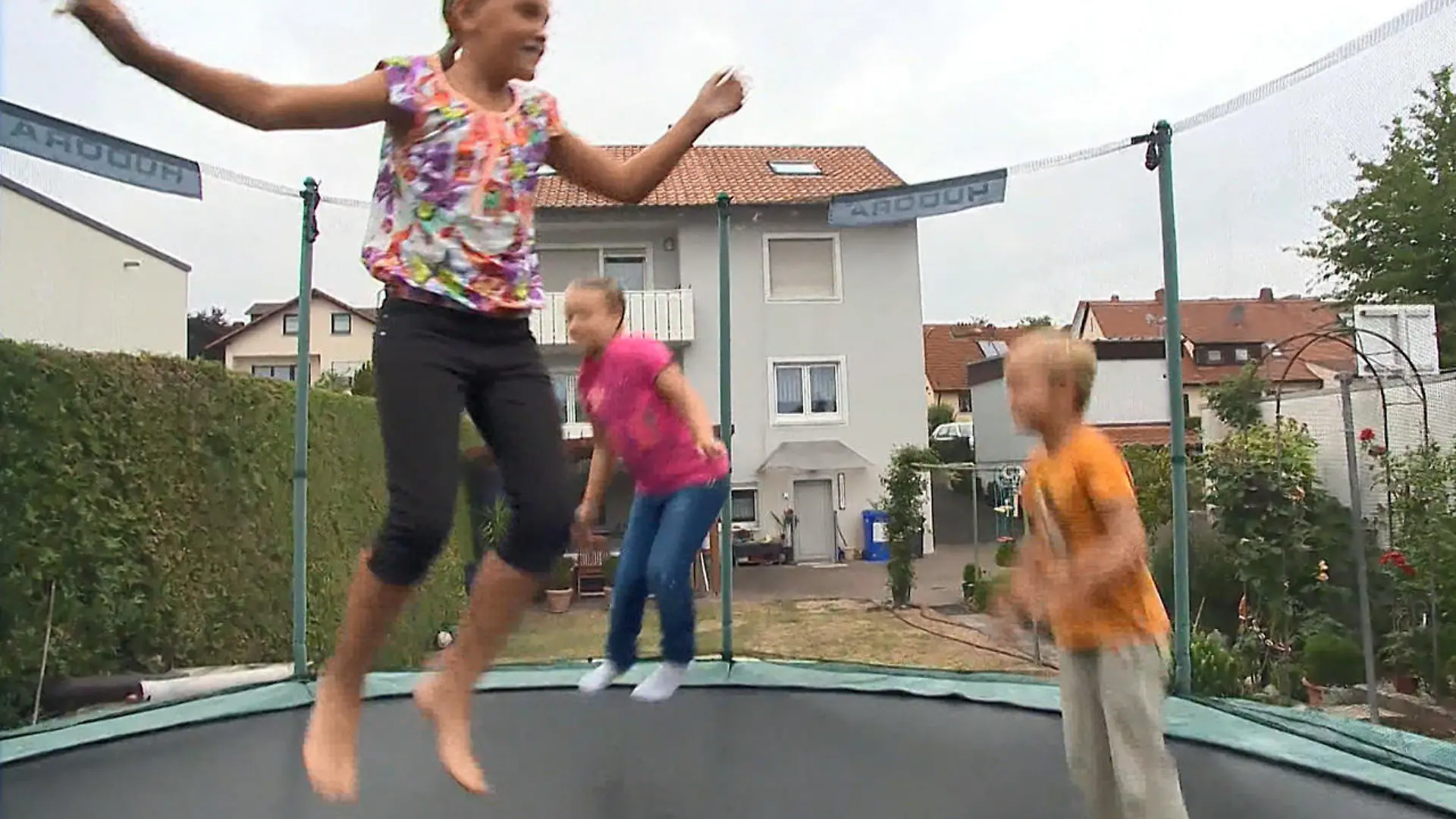 Unfallfrei hüpfen: Darauf sollten Eltern bei Kids achten Ärzte warnen vor 'Trampolin-Brüchen'
