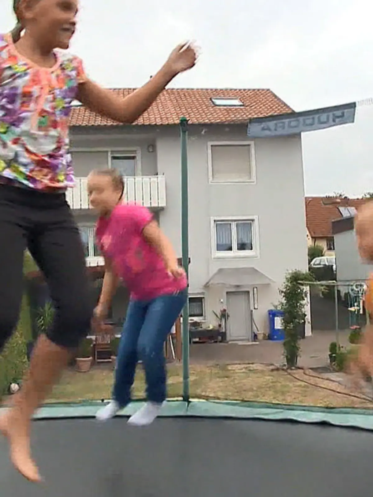 Bild zu: "Unfallfrei hüpfen: Darauf sollten Eltern bei Kids achten"