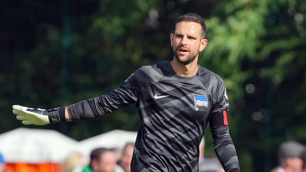 ARCHIV - 02.07.2023, Brandenburg, Stahnsdorf: Fußball: 2. Bundesliga, Testspiele, RSV Eintracht 1949 Stahnsdorf - Hertha BSC auf dem Stahnsdorfer Sportplatz. Torhüter Marius Gersbeck wurde von dem Verein vorläufig suspendiert. (zu dpa: «Fall Gersbeck: Herthas schwere Suche nach dem ruhigen Weg») Foto: Soeren Stache/dpa +++ dpa-Bildfunk +++