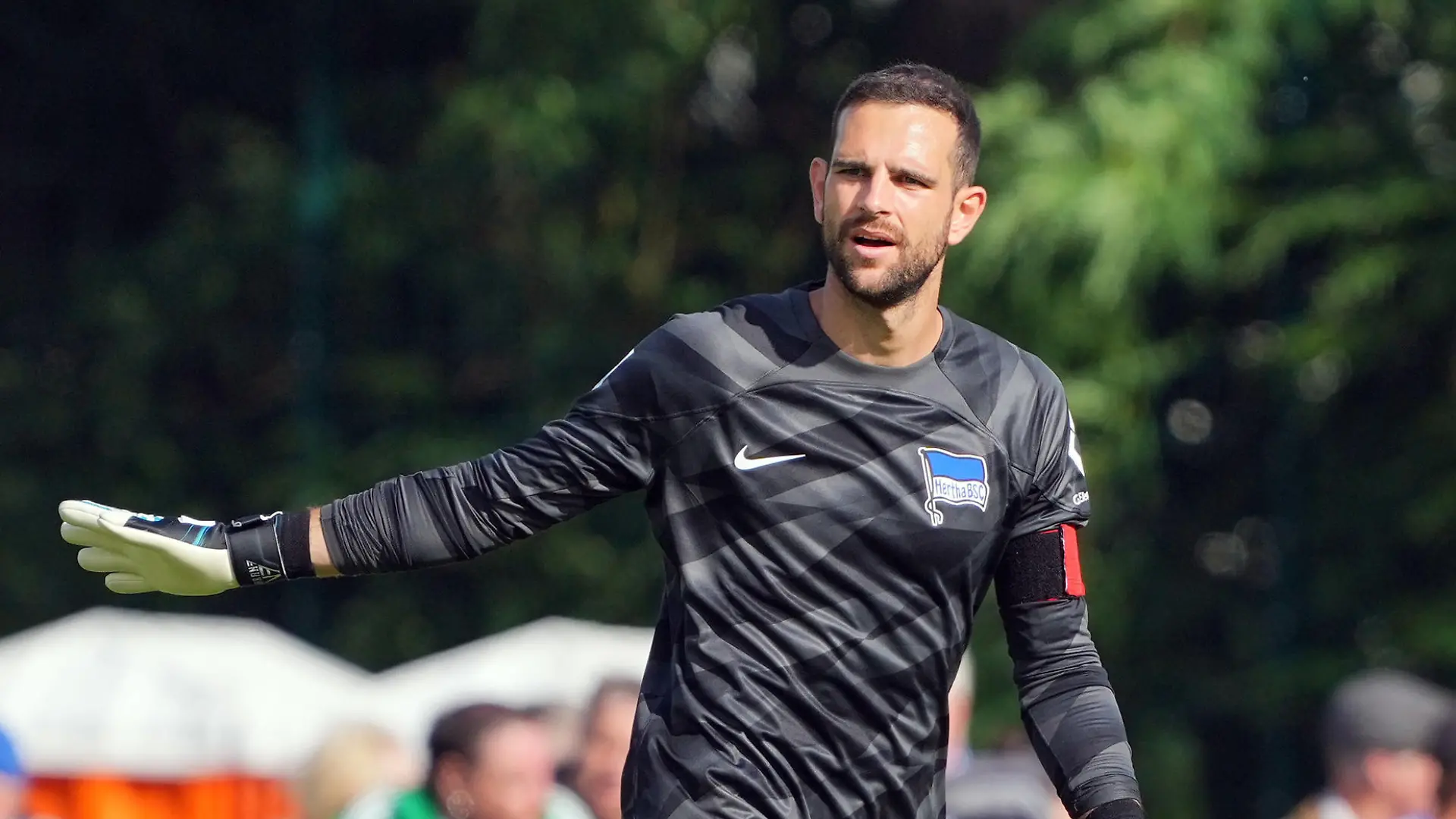 ARCHIV - 02.07.2023, Brandenburg, Stahnsdorf: Fußball: 2. Bundesliga, Testspiele, RSV Eintracht 1949 Stahnsdorf - Hertha BSC auf dem Stahnsdorfer Sportplatz. Torhüter Marius Gersbeck wurde von dem Verein vorläufig suspendiert. (zu dpa: «Fall Gersbeck: Herthas schwere Suche nach dem ruhigen Weg») Foto: Soeren Stache/dpa +++ dpa-Bildfunk +++
