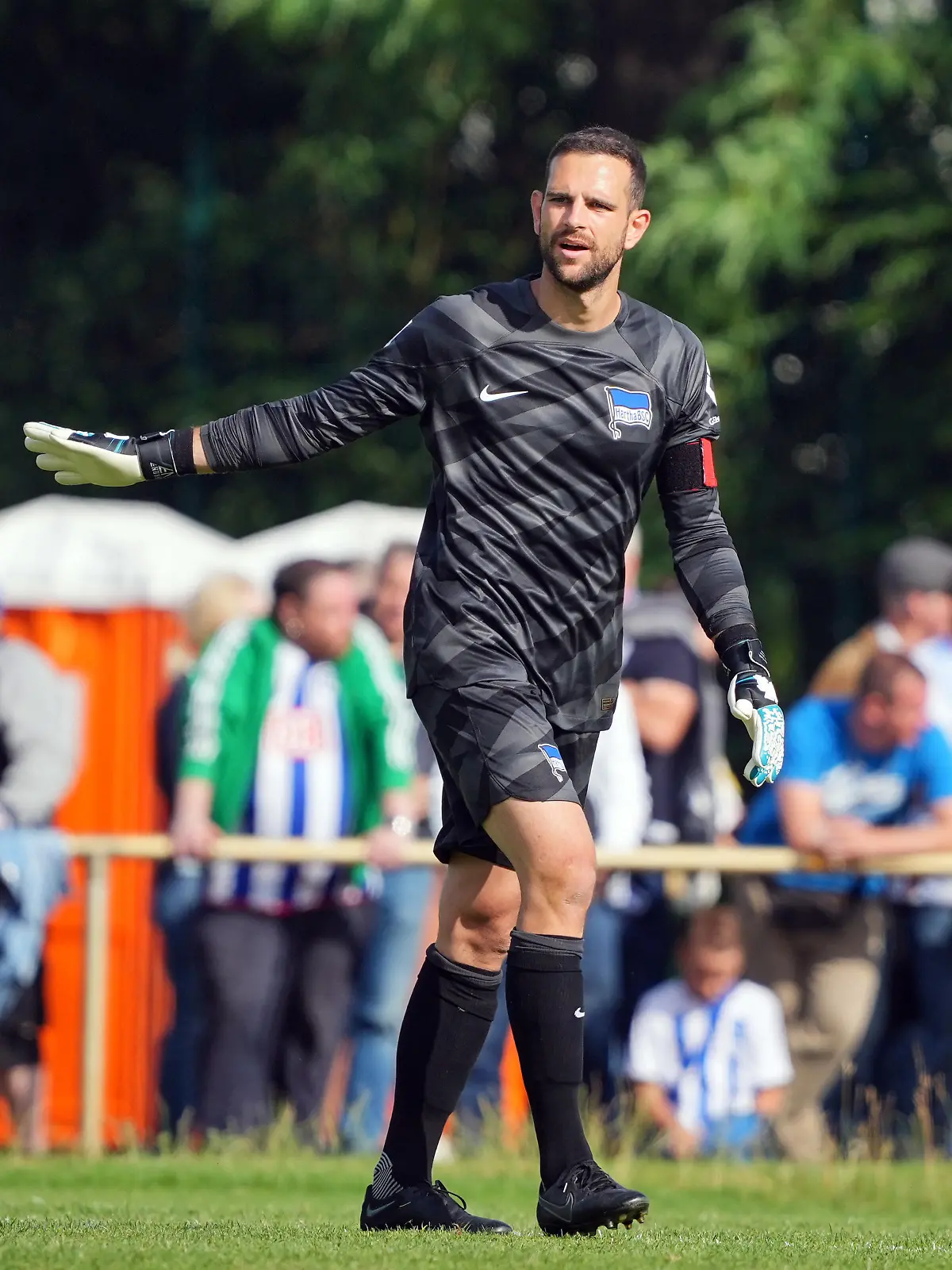 ARCHIV - 02.07.2023, Brandenburg, Stahnsdorf: Fußball: 2. Bundesliga, Testspiele, RSV Eintracht 1949 Stahnsdorf - Hertha BSC auf dem Stahnsdorfer Sportplatz. Torhüter Marius Gersbeck wurde von dem Verein vorläufig suspendiert. (zu dpa: «Fall Gersbeck: Herthas schwere Suche nach dem ruhigen Weg») Foto: Soeren Stache/dpa +++ dpa-Bildfunk +++
