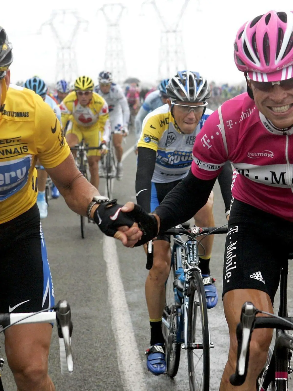 epa000488371 Race leader American Lance Armstrong (L) of Discovery Channel Team holds hands with German Jan Ullrich (R) of T-Mobile Team during the start of the 21st stage of the 2005 Tour de France cycling race, Sunday 24 July 2005 in Corbeil-Essonnes. The 144.5km 21st and last stage of the 92nd Tour de France leads the cyclists from Corbeil-Essonnes to the finish on the Champs-Elysees in Paris. EPA/GERO BRELOER