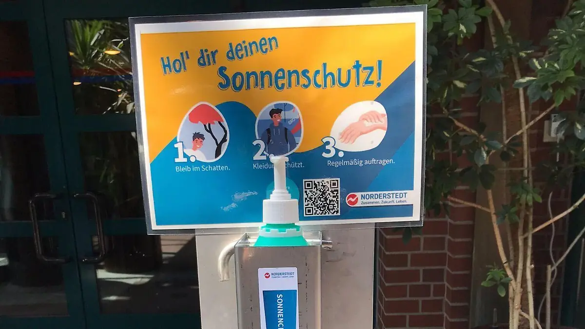 18.07.2023, Norderstedt: In Norderstedt steht ein umfunktionierter Desinfektionsmittel-Spender, der nun mit Sonnenmilch gefüllt ist. Die Sonnencreme mit Lichtschutzfaktor 30 ist den Angaben zufolge auch für Allergiker geeignet. Die Spender wurden unter anderem im Rathaus, in den Stadtbüchereien, auf den städtischen Friedhöfen, im Feuerwehrtechnischen Zentrum und auf dem Wertstoffhof aufgestellt. (Bestmögliche Auflösung) (zu dpa: «Norderstedt stellt für Bürger Sonnencreme-Spender auf») Foto: Ruth Saalfeld-Hübener/dpa +++ dpa-Bildfunk +++