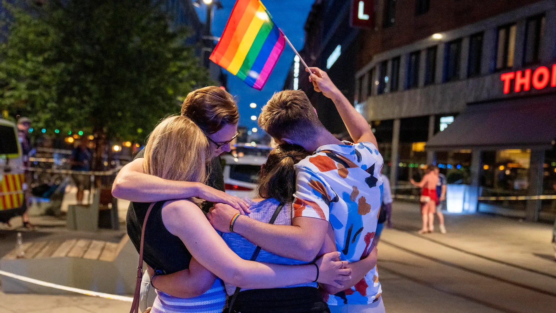 Flere skadd i skyting i Oslo Oslo 20220625. Det er avfyrt flere skudd i 1.15-tiden natt til lordag pa utsiden av London pub i sentrum av Oslo. Flere er skadd, opplyser politiet. Foto: Javad Parsa / NTB Oslo Norge Ref:_POLg0omx9uh_gI.jpg *** Several injured in shooting in Oslo Oslo 20220625 Several shots were fired at 1 15 oclock Saturday night outside the London pub in the center of Oslo Several were injured, the police inform Photo Javad Parsa NTB Oslo Norway Ref POLg0omx9uh gI jpg PUBLICATIONxNOTxINxNORxSWExDENxFINxBELxFRAxICExITAxPORxIRLxLUX Copyright: xJavadxParsax/xNTBx
