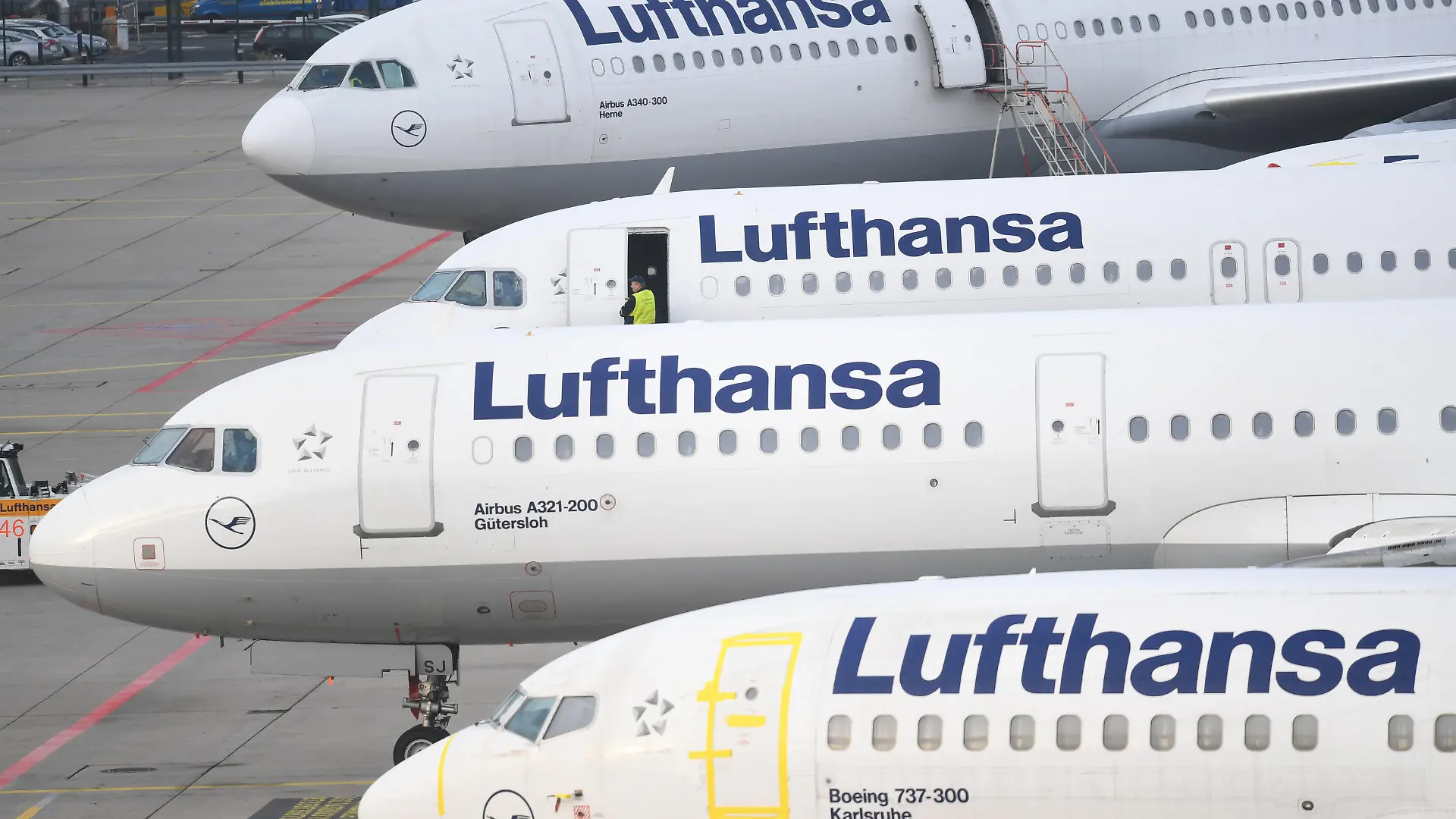 ARCHIV - 23.11.2016, Hessen, Frankfurt: Lufthansa-Maschinen parken am Flughafen von Frankfurt am Main am Rande des Vorfeldes. Wegen des für Dienstag (10.04.2018) angekündigten Verdi-Warnstreiks an vier deutschen Flughäfen hat die Lufthansa rund die Hälfte ihrer geplanten Flüge gestrichen. (zu dpa "Lufthansa streicht 800 Flüge wegen Verdi-Warnstreiks" vom 09.04.2018) Foto: Arne Dedert/dpa +++ dpa-Bildfunk +++
