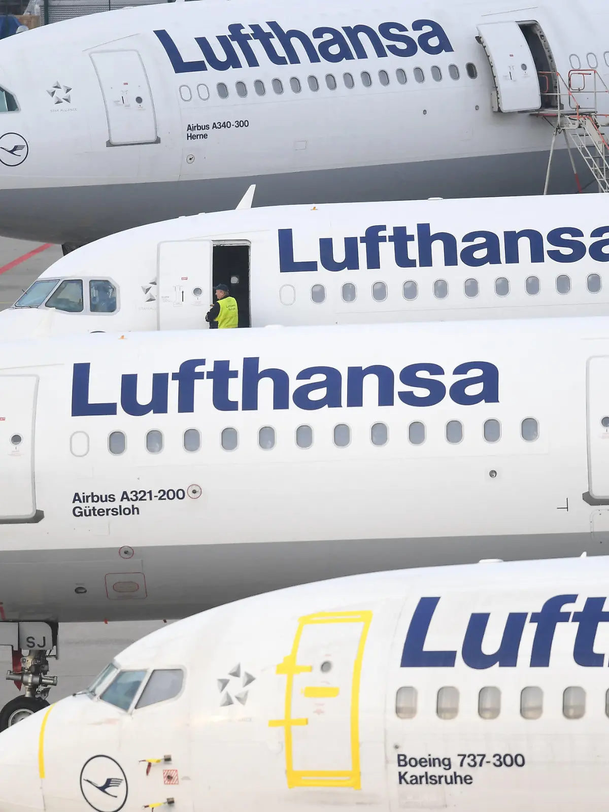 ARCHIV - 23.11.2016, Hessen, Frankfurt:  Lufthansa-Maschinen parken am Flughafen von Frankfurt am Main am Rande des Vorfeldes. Wegen des für Dienstag (10.04.2018) angekündigten Verdi-Warnstreiks an vier deutschen Flughäfen hat die Lufthansa rund die Hälfte ihrer geplanten Flüge gestrichen. (zu dpa "Lufthansa streicht 800 Flüge wegen Verdi-Warnstreiks" vom 09.04.2018) Foto: Arne Dedert/dpa +++ dpa-Bildfunk +++