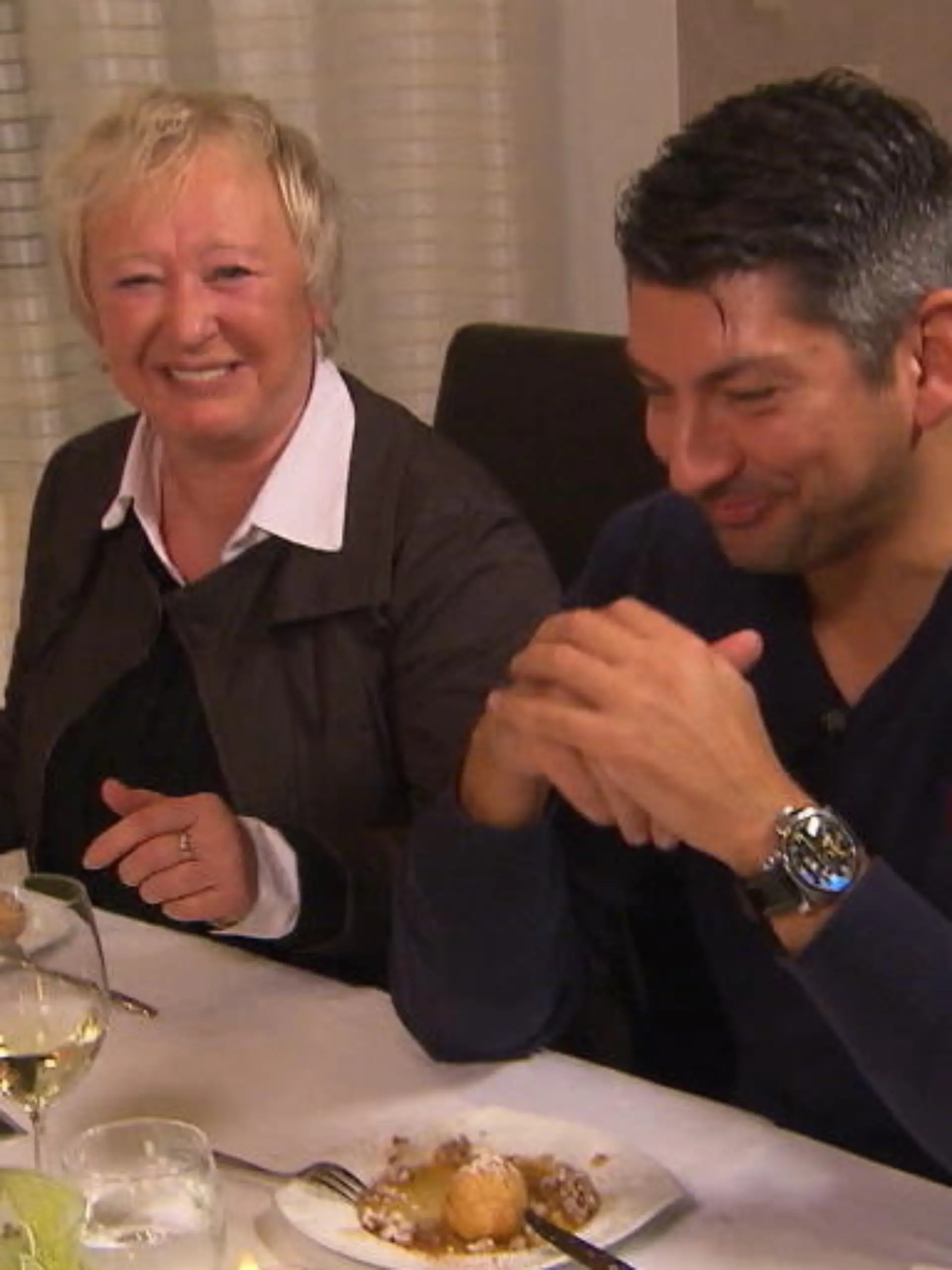 Bild zu: "Dominiks missglücktes Dessert sorgt für große Erheiterung bei seinen Gästen."
