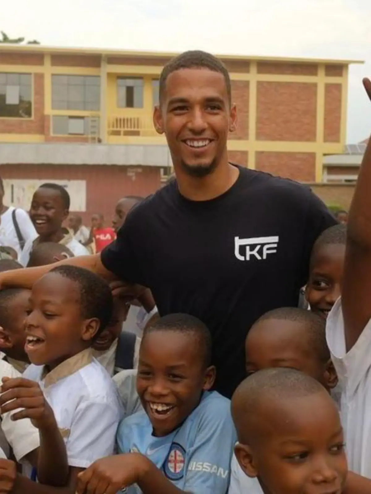 DFB-Star Thilo Kehrer eröffnet Jugendzentrum in Afrika.