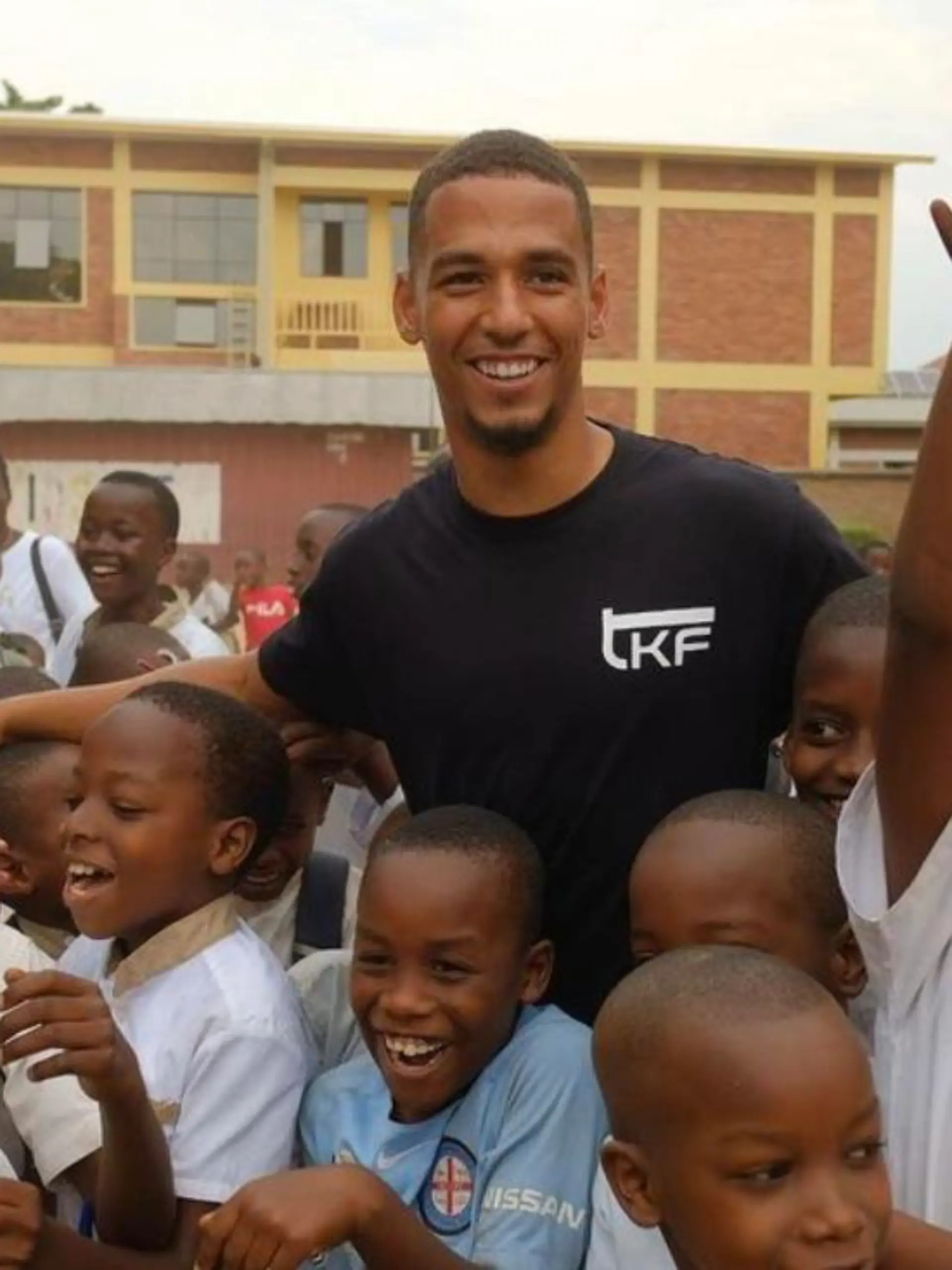 DFB-Star Thilo Kehrer eröffnet Jugendzentrum in Afrika.