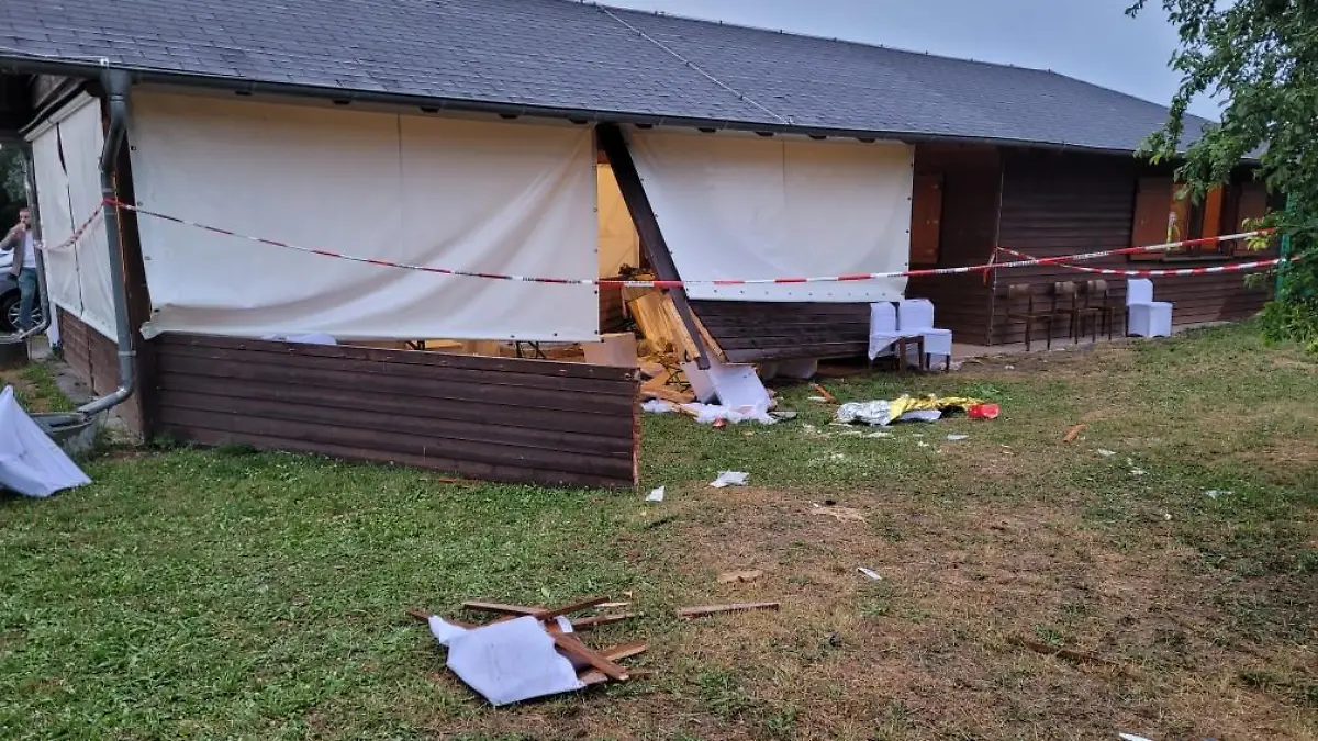 24.06.2022, Hessen, Riedstadt: Trümmer liegen hinter einer Grillhütte. Im südhessischen Riedstadt ist eine Frau mit einem Auto durch eine Hütte mit feiernden Menschen gefahren. Es seien acht Menschen verletzt worden, zwei von ihnen schwer, teilte die Polizei am Freitagabend mit. Foto: 5vision.Media/dpa +++ dpa-Bildfunk +++
