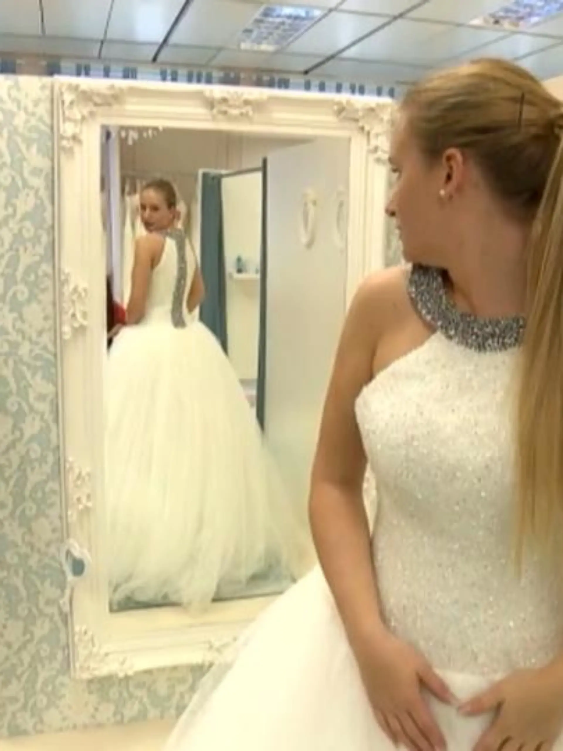 Bild zu: "Für den einen ein tolles Kleid, für den anderen Horror"