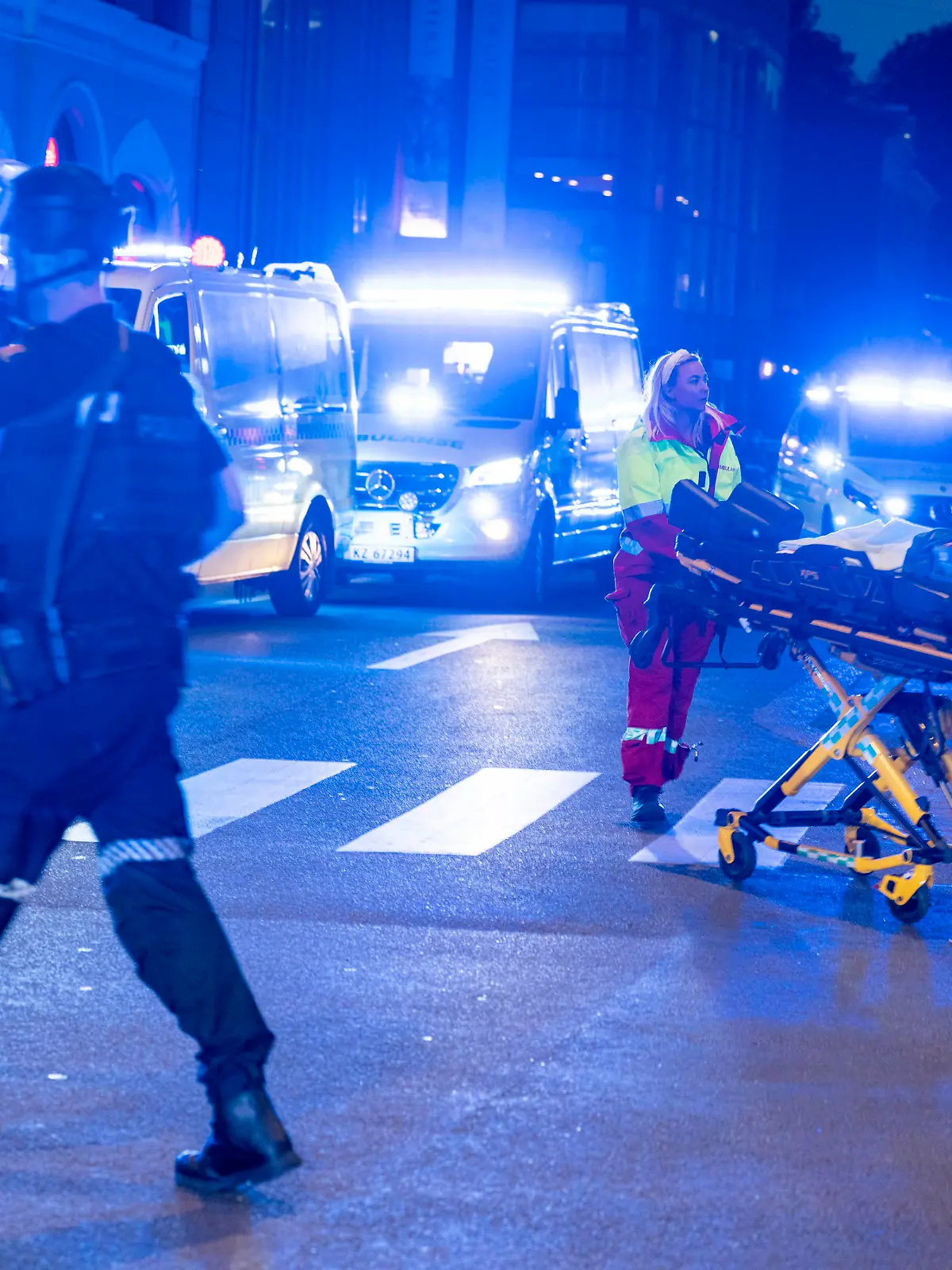  Flere skadd i skyting i Oslo Oslo 20220625. Det er avfyrt flere skudd i 1.15-tiden natt til lordag pa utsiden av London pub i sentrum av Oslo. Flere er skadd, opplyser politiet. Foto: Javad Parsa / NTB Oslo Norge Ref:_POLRUxLnHqwTWk.jpg *** Several injured in shooting in Oslo Oslo 20220625 Several shots were fired at 1 15 oclock Saturday night outside the London pub in the center of Oslo Several were injured, the police inform Photo Javad Parsa NTB Oslo Norway Ref POLRUxLnHqwTWk jpg PUBLICATIONxNOTxINxNORxSWExDENxFINxBELxFRAxICExITAxPORxIRLxLUX Copyright: xJavadxParsax/xNTBx