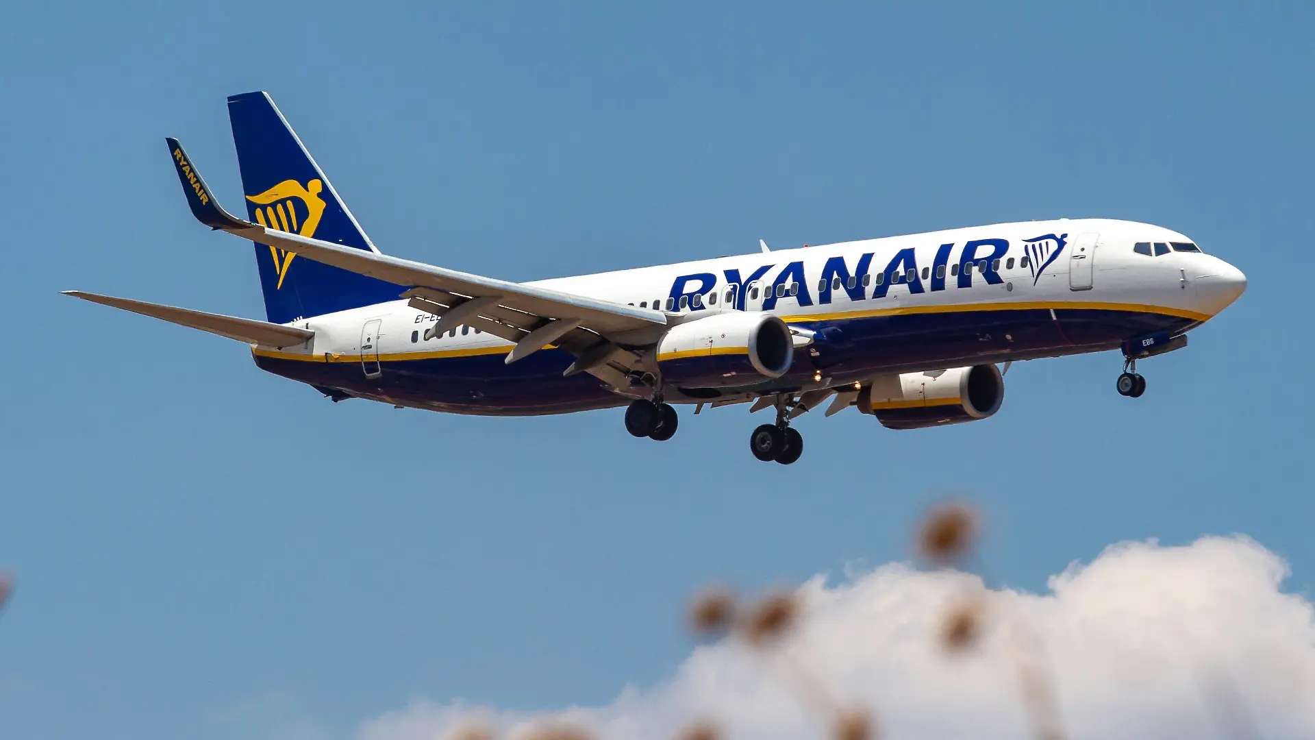 July 15, 2019 - Athina, Attica, Greece - Ryanair Boeing 737-800 aircraft landing at Athens International Airport AIA Eleftherios Venizelos ATH LGAV during a summer blue sky day. The airplane has 2 CFM56-7 jet engines and the registration EI-EBS. Ryanair FR RYR is the largest low-cost budget carrier in Europe with HQ in Ireland. The airline expects arrivals of the new modern Boeing 737 MAX in the future. Athina Greece PUBLICATIONxINxGERxSUIxAUTxONLY - ZUMAn230 20190715_zaa_n230_554 Copyright: xNicolasxEconomoux