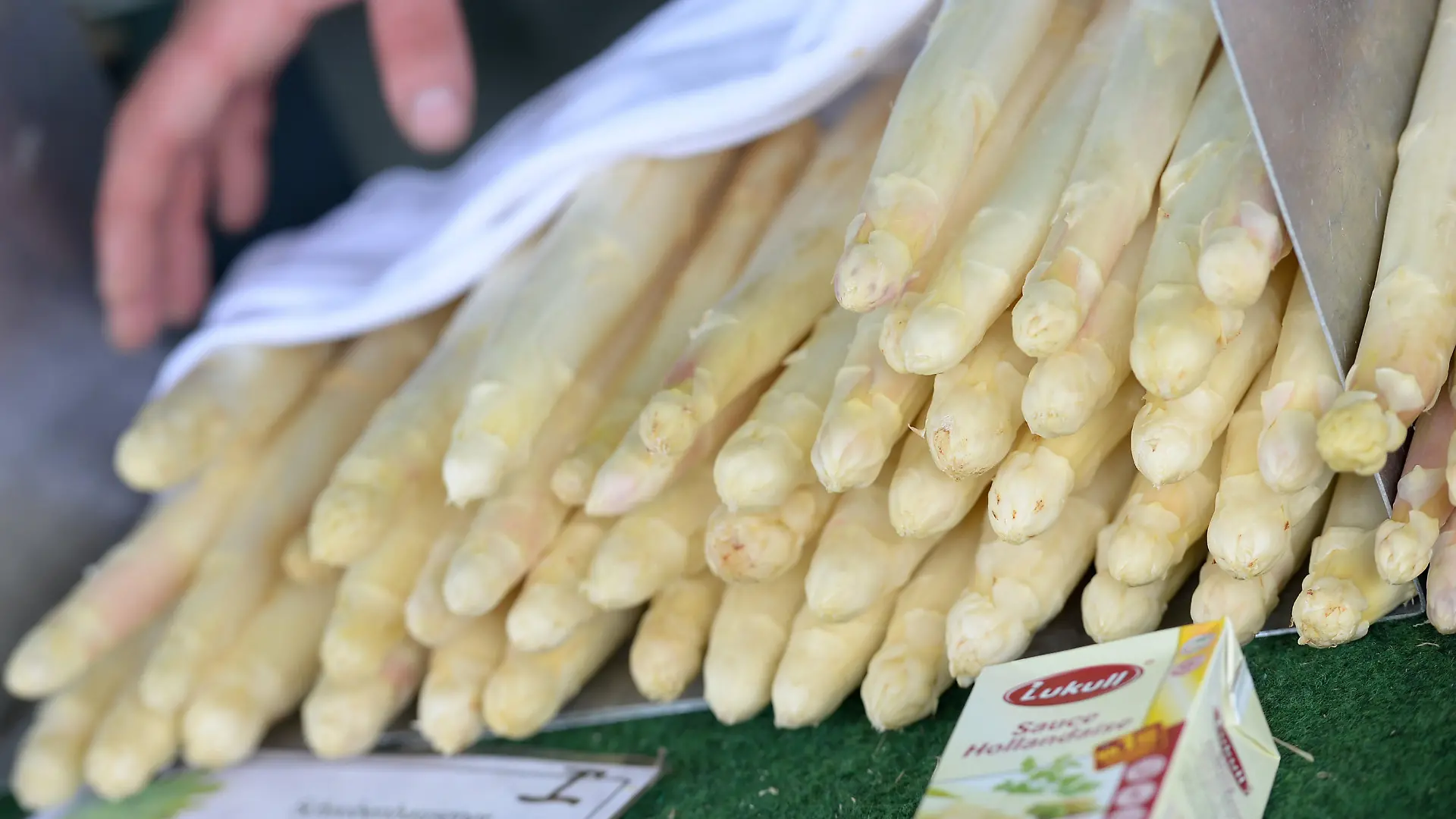 Preise für weißen deutschen Spargel sinken Halb so teuer wie letztes Jahr