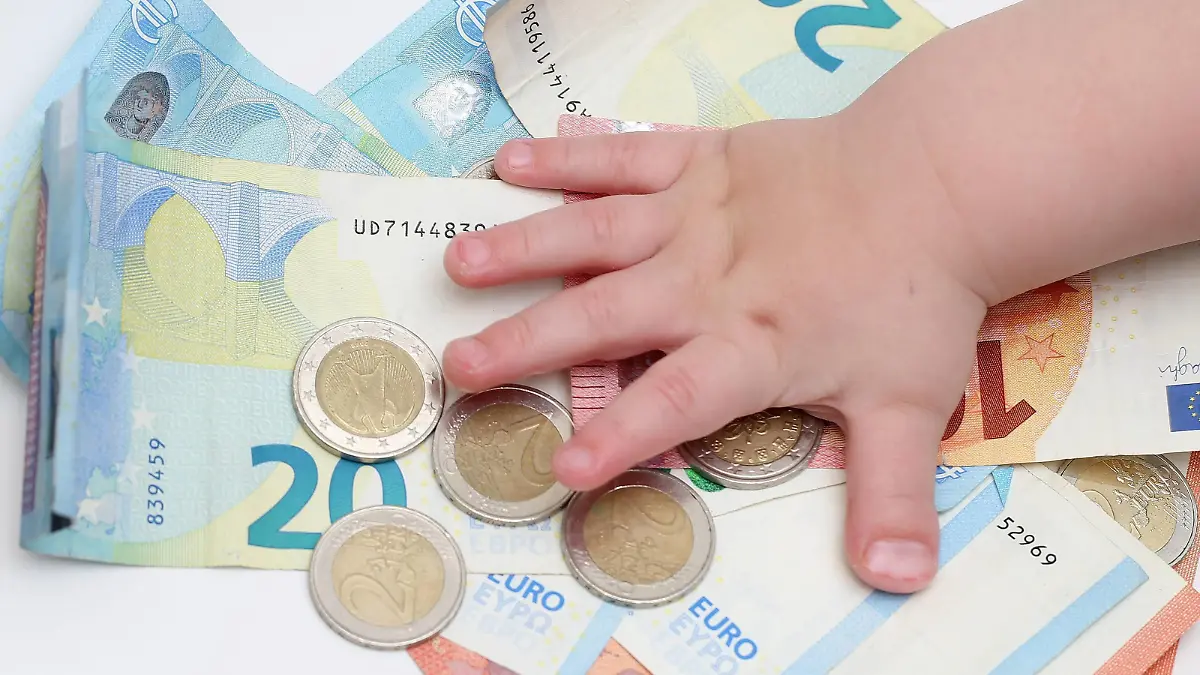  Symbolbild Geld 28.11.18, Symbolbild Geld, Kinderhand greift nach Stapel von 2 Euro Muenzen auf Geldscheinen Berlin Berlin Deutschland *** Symbol picture money 28 11 18 Symbol picture money child hand reaches for stack of 2 Euro coins on banknotes Berlin Berlin Germany