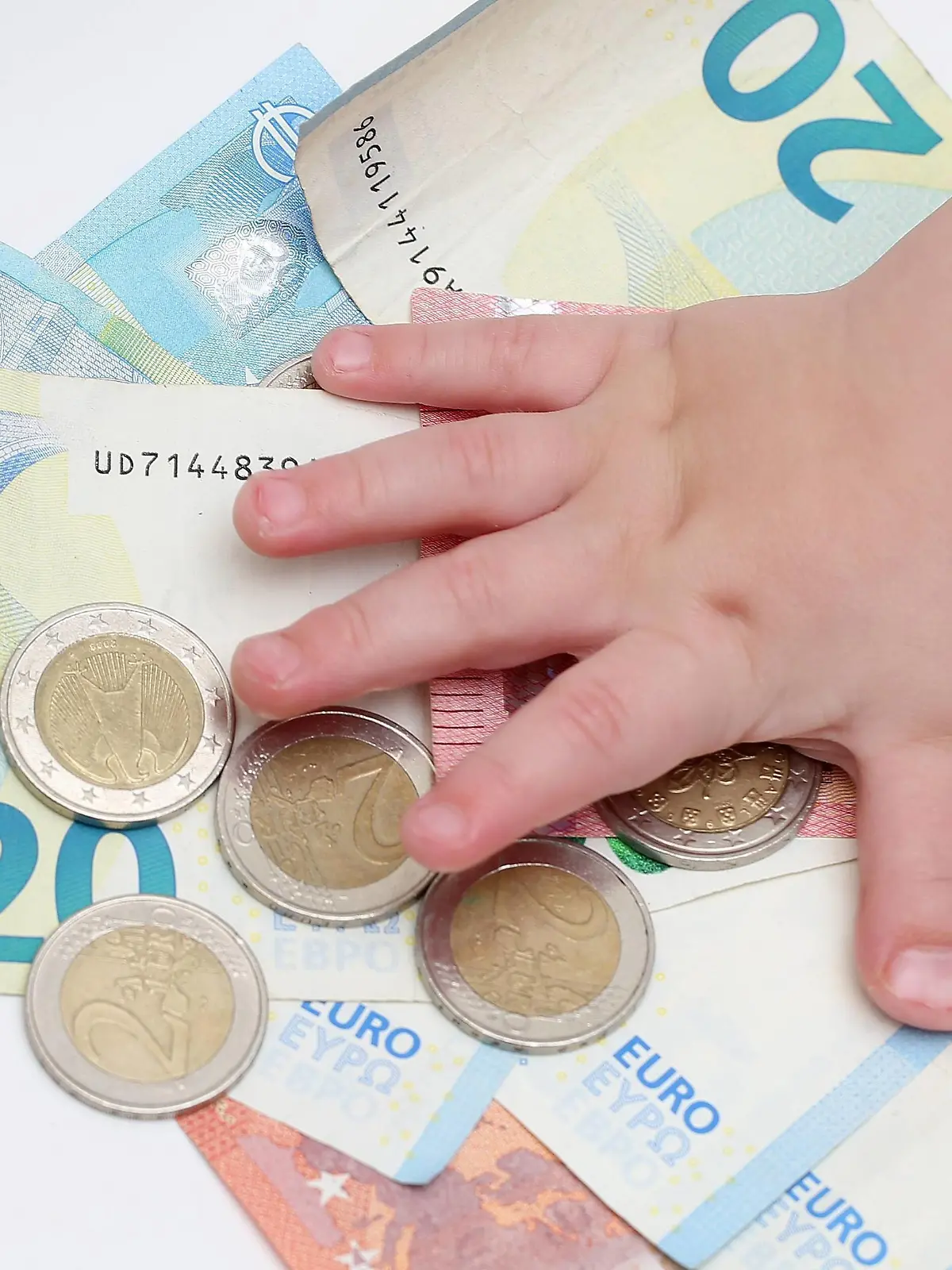  Symbolbild Geld 28.11.18, Symbolbild Geld, Kinderhand greift nach Stapel von 2 Euro Muenzen auf Geldscheinen Berlin Berlin Deutschland *** Symbol picture money 28 11 18 Symbol picture money child hand reaches for stack of 2 Euro coins on banknotes Berlin Berlin Germany