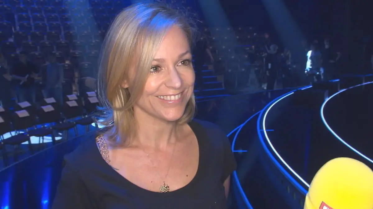Michelle erkundet die neue Liveshow-Bühne von DSDS Die erste DSDS-Liveshow