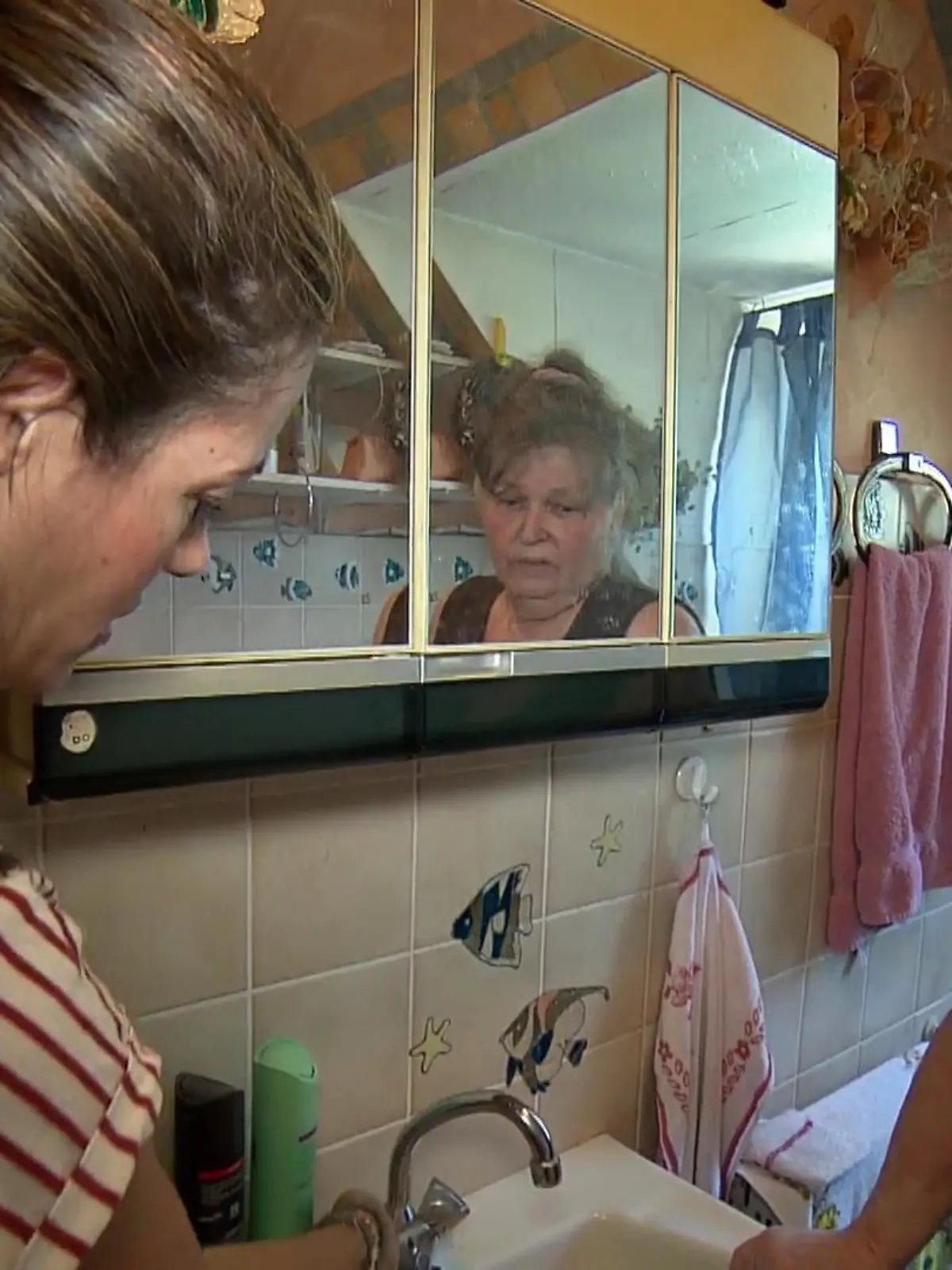 Seit zwei Jahren wird dieses Mehrfamilienhaus in Essen „saniert“ – doch die Zustände verbessern sich nicht, ganz im Gegenteil. 

Erhebliche Mängel am Gebäude, Wasserschäden, schwarzer Schimmel in der Wohnung, keine funktionstüchtige Heizung und seit Wochen kein warmes Wasser: Die Umstände, in denen die 74-jährige Mieterin Doris Conrad leben muss, sind untragbar. Sie glaubt, dass sie aus ihrer Wohnung rausgeekelt werden soll, damit die Vermietungsgesellschaft die Wohnung später teurer verkaufen kann.

Der Geschäftsführer der Vermietungsgesellschaft habe sich noch nie vor Ort, um sich ein Bild von den Mängel zu machen, noch nie blicken lassen. Zeit, die Gesellschaft zu konfrontieren! Warum am Ende sogar die Mietergemeinschaft Essen eingeschaltet werden muss.
