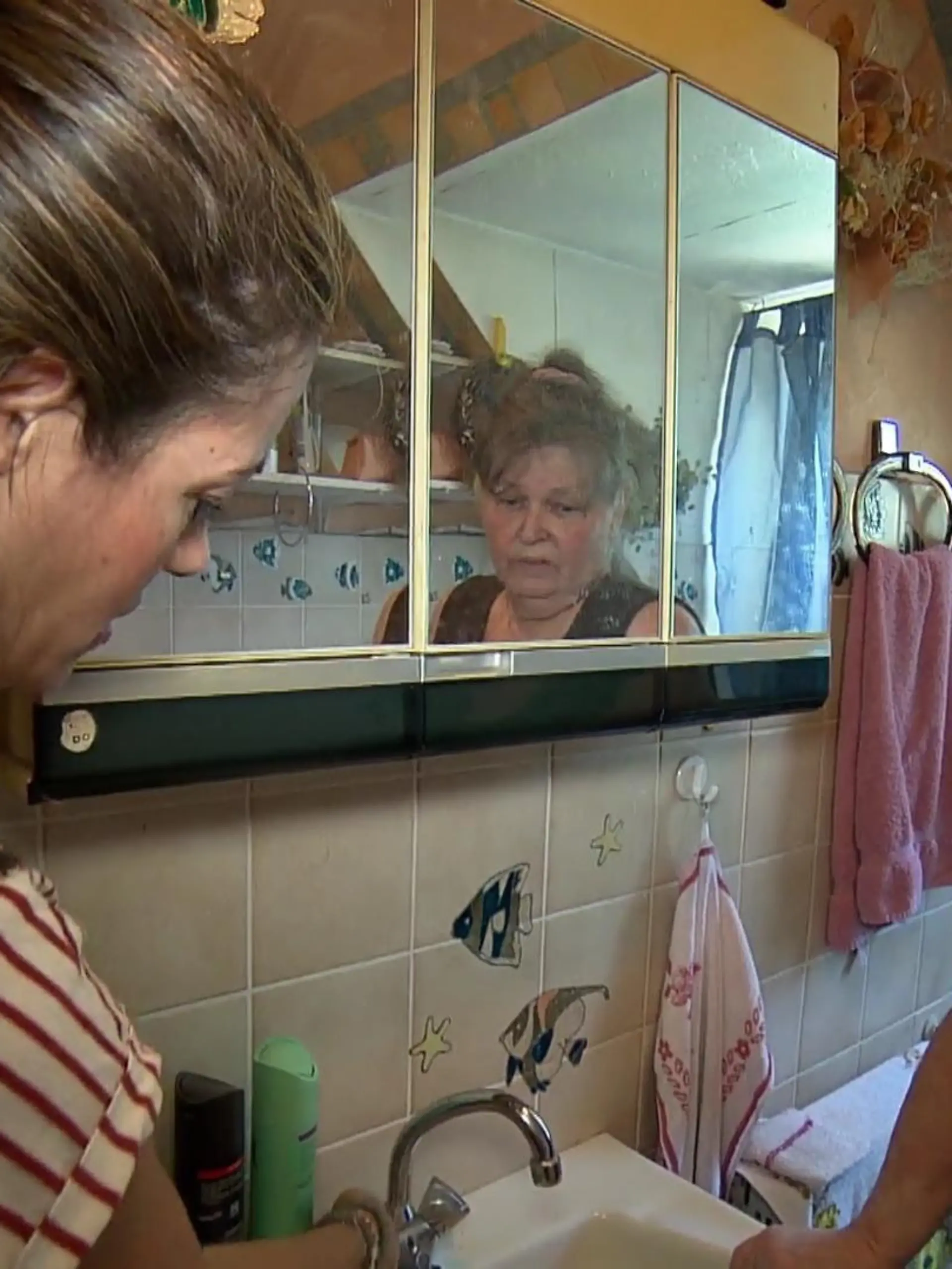 Seit zwei Jahren wird dieses Mehrfamilienhaus in Essen „saniert“ – doch die Zustände verbessern sich nicht, ganz im Gegenteil. 

Erhebliche Mängel am Gebäude, Wasserschäden, schwarzer Schimmel in der Wohnung, keine funktionstüchtige Heizung und seit Wochen kein warmes Wasser: Die Umstände, in denen die 74-jährige Mieterin Doris Conrad leben muss, sind untragbar. Sie glaubt, dass sie aus ihrer Wohnung rausgeekelt werden soll, damit die Vermietungsgesellschaft die Wohnung später teurer verkaufen kann.

Der Geschäftsführer der Vermietungsgesellschaft habe sich noch nie vor Ort, um sich ein Bild von den Mängel zu machen, noch nie blicken lassen. Zeit, die Gesellschaft zu konfrontieren! Warum am Ende sogar die Mietergemeinschaft Essen eingeschaltet werden muss.