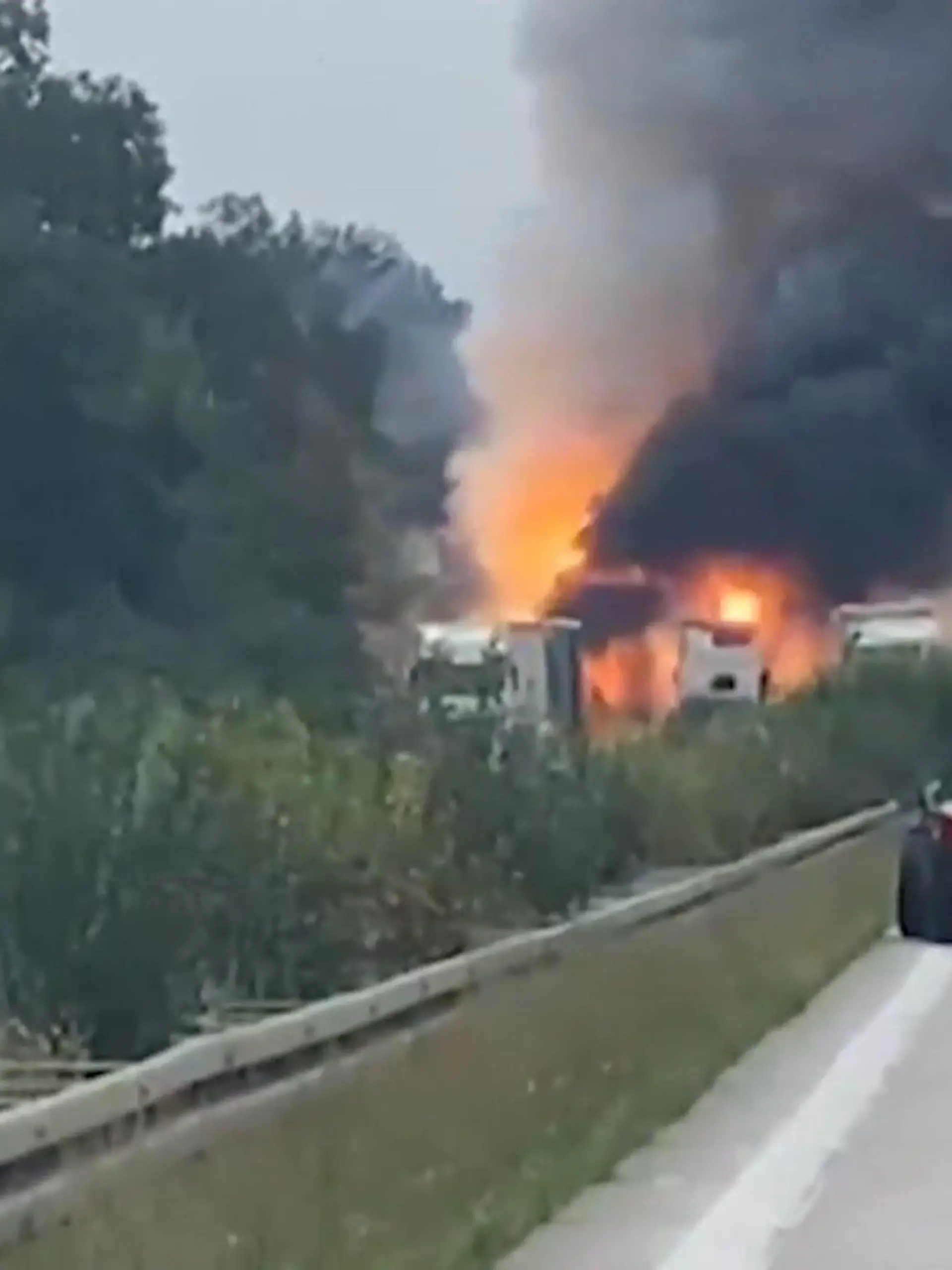 Ein Horror-Crash, so gefährlich dass die Menschen in den Autos dahinter flüchten und um ihr Leben rennen! 

Auf der A2 bei Magdeburg kommt es gestern Mittag zu einer verherrenden Massenkarambolage. Auf der Fahrbahn brennt es lichterloh, ein LKW  explodiert. Hätte man das das verhindern können?