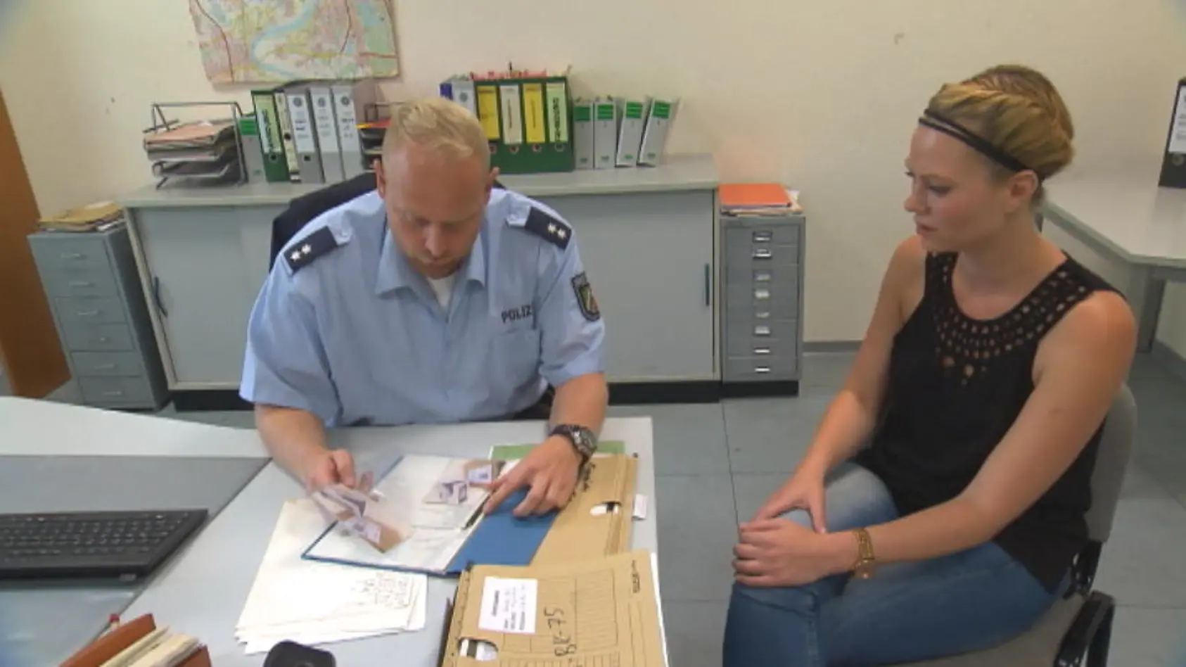 Sophie wird Betrug Die Polizei steht vor der Tür