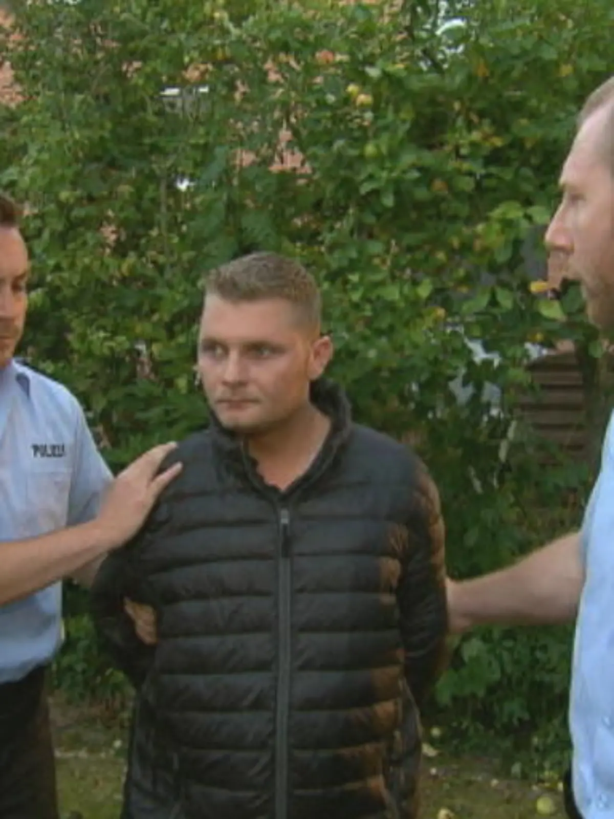 Bild zu: "Frau kann nicht fassen, wer unter der Maske steckt"