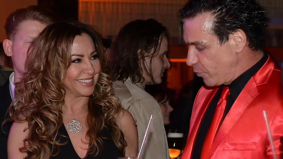 Sophia Thomalla (l-r), Simone Thomalla und Musiker Till Lindemann am 07.04.2016 in Berlin nach der 25. Verleihung des Deutschen Musikpreises Echo auf der Party. Der Echo wurde in 31 Kategorien vergeben. Foto: Britta Pedersen/dpa