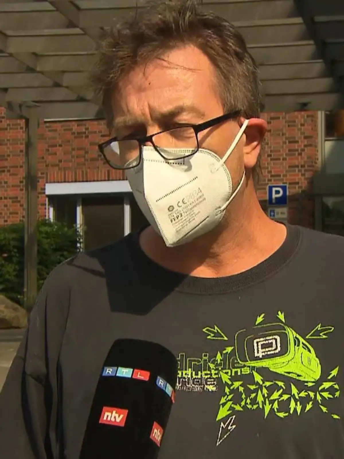 Der Alptraum ist vorbei für die Eltern von Joe aus Oldenburg: Nach 8 Tagen Bangen können sie ihren Sohn endlich wieder in die Arme schließen. Sein Vater bedankt sich emotional bei allen Helfern.
„Allen, die daran beteiligt waren, ein ganz herzliches Danke, Danke, Danke. Das habt Ihr ganz toll gemacht. Dem Joe geht es den Umständen entsprechend gut. Alles weitere wird sich finden.“
Der 8-Jährige hatte in einem Kanalschacht gesteckt. Ein Spaziergänger hatte Joe zufällig unter dem Gullydeckel gehört und die Polizei gerufen.