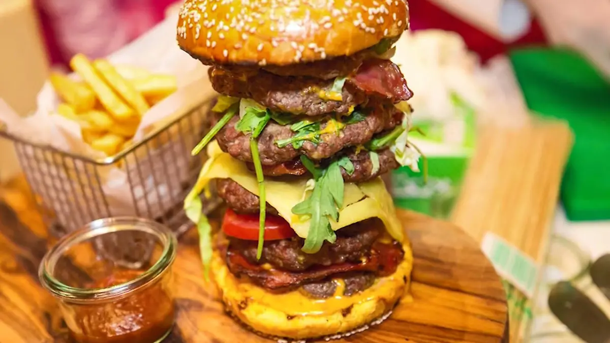 Teuerster Burger der Welt für 10.000 Euro versteigert Zugunsten der Brustkrebshilfe