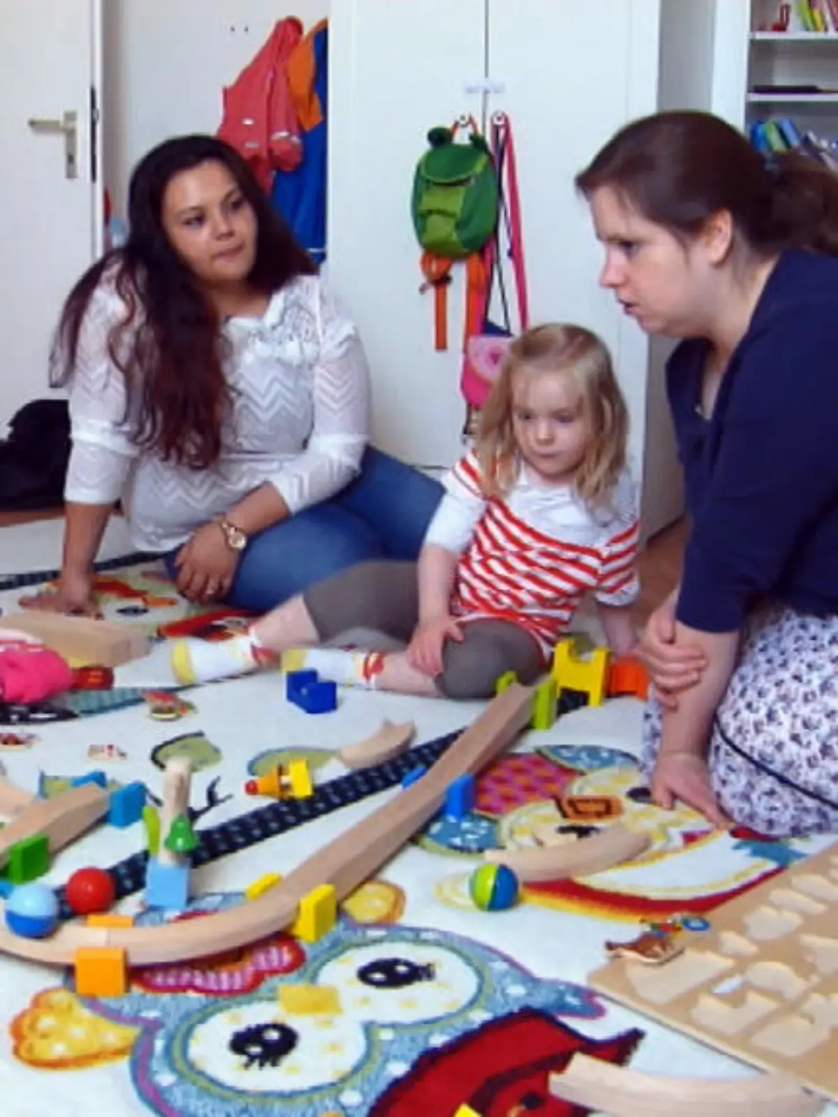 Bild zu: "Funda versteht nicht, warum Evas Tochter aufräumen soll"