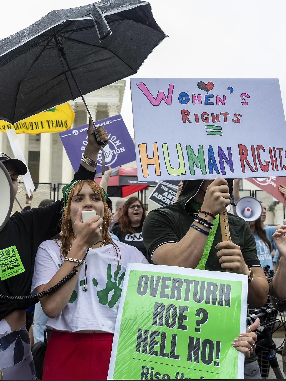  Protesters debate in front of the U.S. Supreme Court in Washington, DC on Thursday, June 23, 2022. Anticipating an imminent move against legal abortion by the conservative-majority U.S. Supreme Court, the state of New York has expanded protections for people seeking and providing the procedure and promised to be a safe harbor for women s right to choose. PUBLICATIONxINxGERxSUIxAUTxHUNxONLY WAP20220623014 TASOSxKATOPODIS