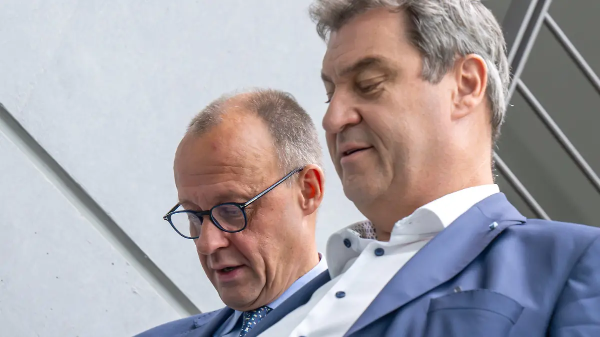 30.06.2023, Bayern, München: Friedrich Merz (l), CDU-Vorsitzender, und Markus Söder, CSU-Parteivorsitzender, gehen zusammen zur gemeinsamen Präsidiumssitzung von CDU und CSU. Die Veranstaltung fand in der CSU-Parteizentrale statt Foto: Peter Kneffel/dpa +++ dpa-Bildfunk +++