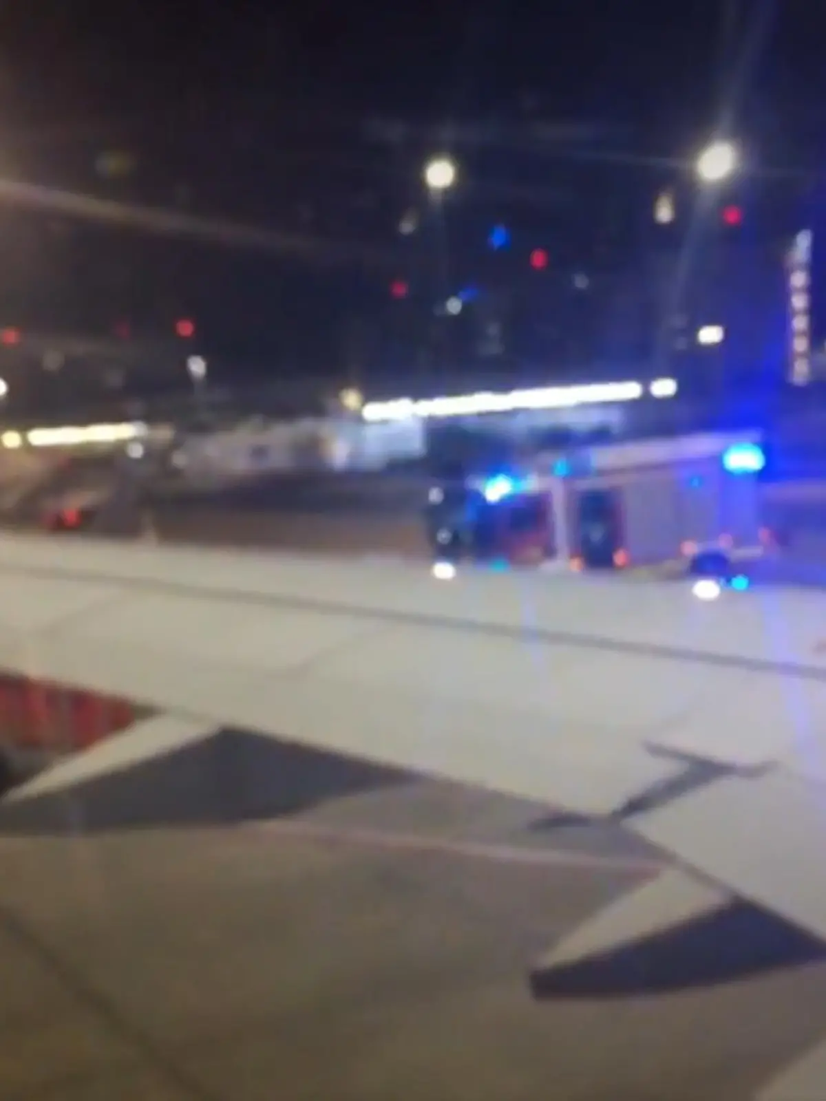 Ein Wunder, dass diese Geschichte glimpflich ausgeht! Als eine Eurowingsmaschine planmäßig in Düsseldorf landet, haben sie einen Notfallpatienten an Bord. Er braucht sofort ärztliche Versorgung. Die Sanitäter stehen auch am Flughafen Düsseldorf parat, gelangen nur nicht in das Flugzeug. Was das Problem ist.