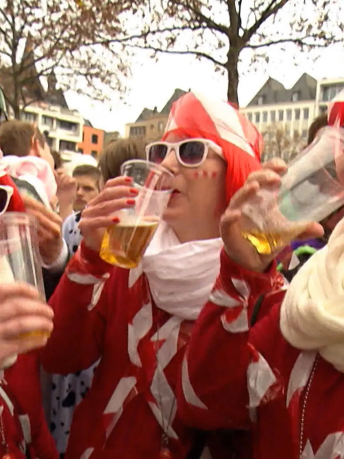 Bild zu: "Nicht nur für Karneval: Die besten Tipps gegen den Kater"