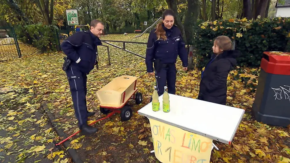 Polizei staunt nicht schlecht: Kleines Mädchen verkauft Alkohol auf Kinderspielplatz