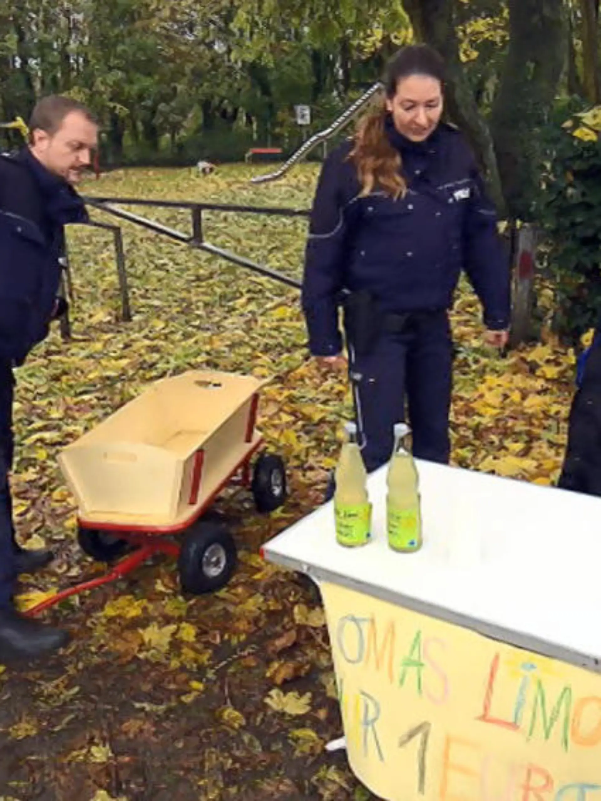 Bild zu: "Kleines Mädchen verkauft Alkohol auf Kinderspielplatz"