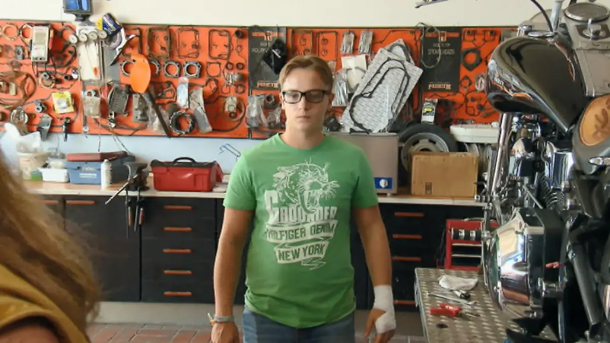 Billy arbeitet im Bikerladen von Christian Ableistung von Sozialstunden