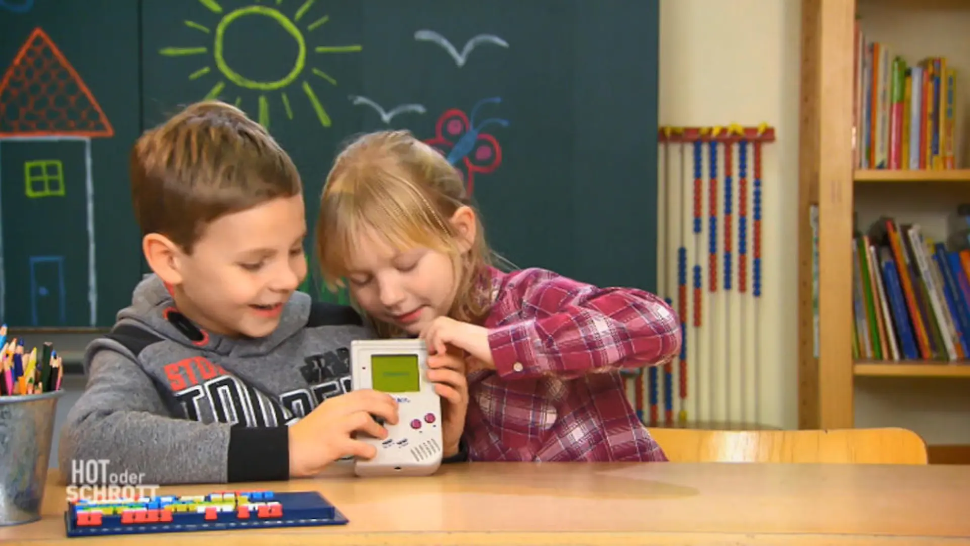 Kinder testen Game Boy Vielleicht ein altmodisches Handy?