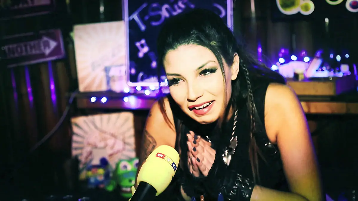 Monique arbeitet als "Coyote Ugly"-Tänzerin Wie reagiert ihre Mutter auf die Beichte?