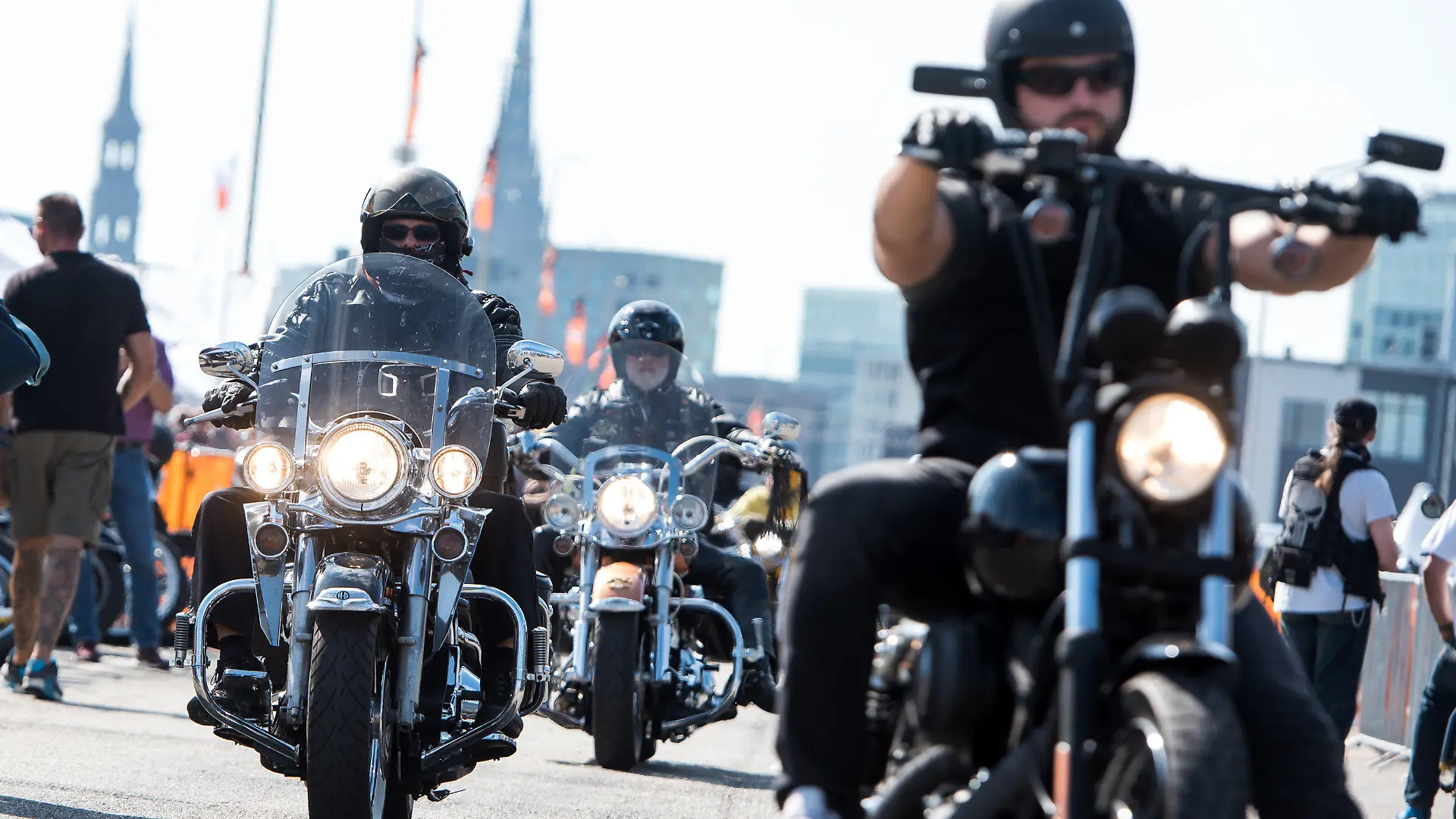 ARCHIV - 28.06.2019, Hamburg: Biker mit ihren Harley-Davidson-Motorrädern fahren während der Harley Days auf dem Gelände am Großmarkt. Zu den Harley Days werden vom 22. bis zum 24. Juni wieder Tausende Motorradfahrerinnen und -fahrer erwartet. Foto: Daniel Bockwoldt/dpa +++ dpa-Bildfunk +++