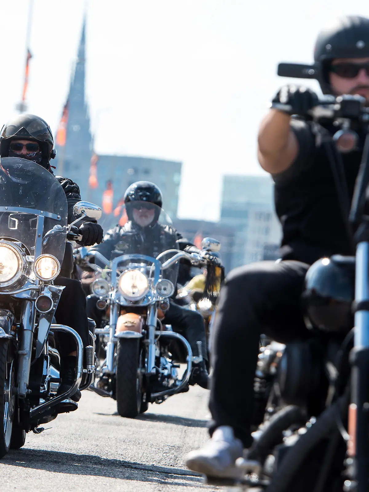 ARCHIV - 28.06.2019, Hamburg: Biker mit ihren Harley-Davidson-Motorrädern fahren während der Harley Days auf dem Gelände am Großmarkt. Zu den Harley Days werden vom 22. bis zum 24. Juni wieder Tausende Motorradfahrerinnen und -fahrer erwartet. Foto: Daniel Bockwoldt/dpa +++ dpa-Bildfunk +++