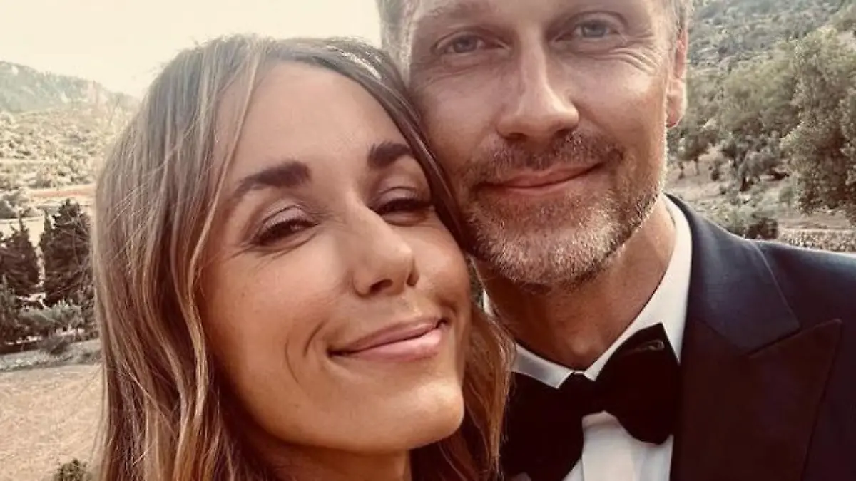 Annemarie und Wayne Carpendale bei der Hochzeit seines besten Freundes in Spanien.