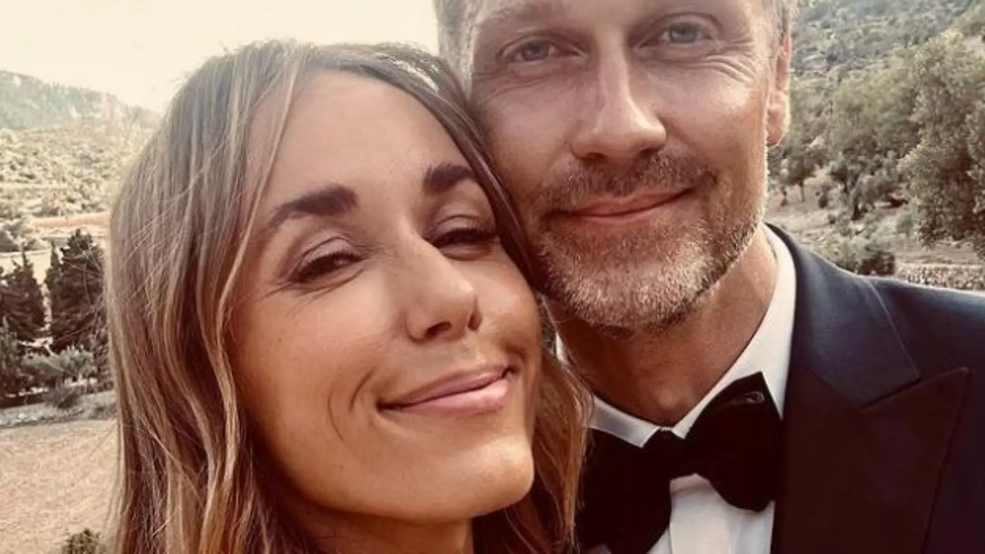 Annemarie und Wayne Carpendale bei der Hochzeit seines besten Freundes in Spanien.